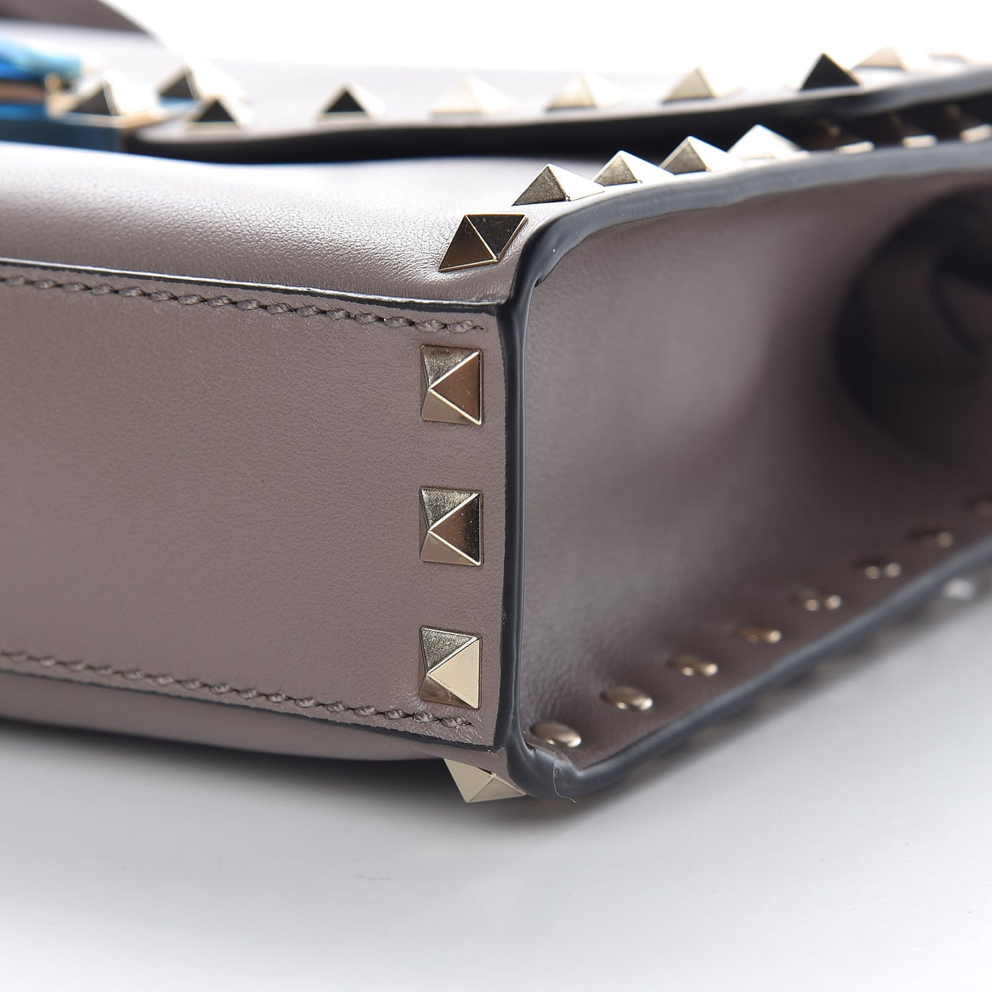 Vitello Medium Rockstud Flip Lock Crossbody Bag Clay