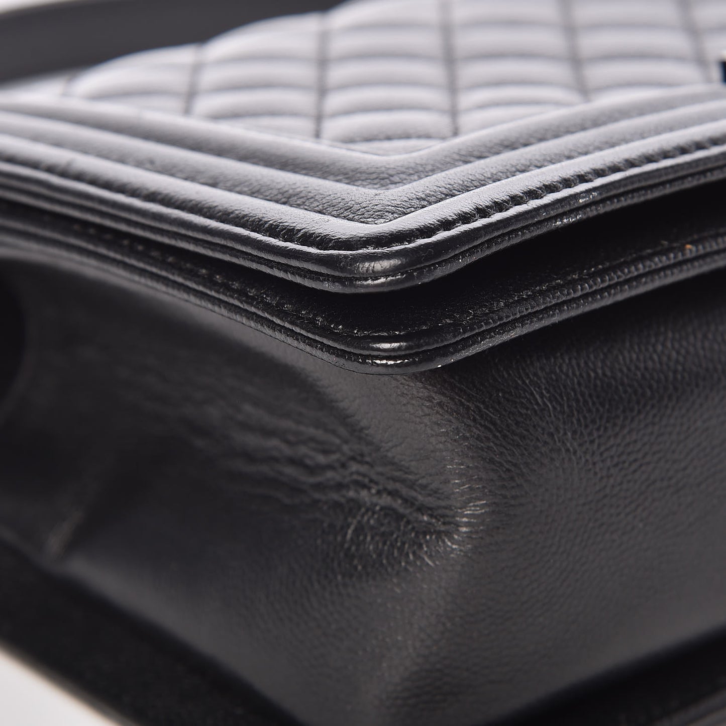 Caviar Quilted Medium Boy Flap So Black