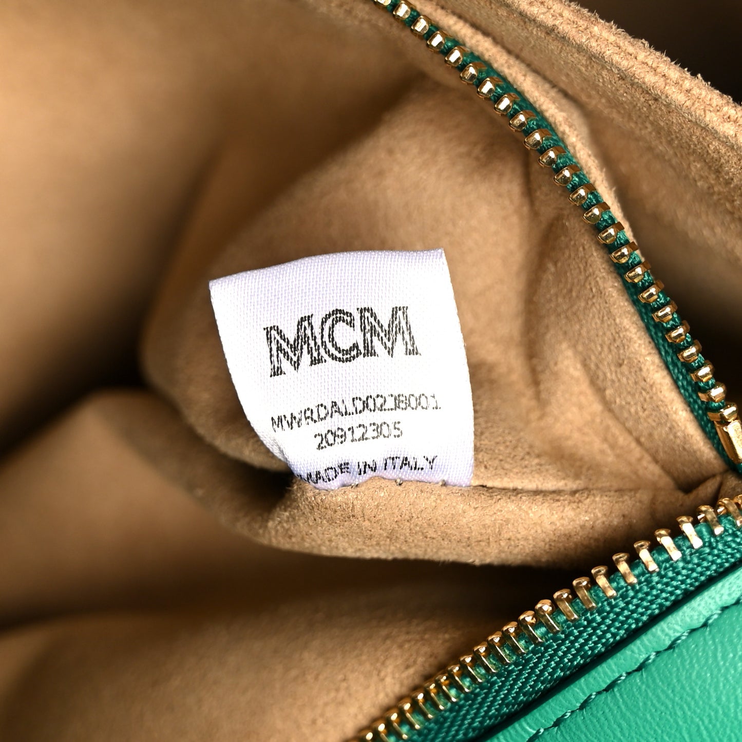 Calfskin Mode Travia Medium Shoulder Bag Green
