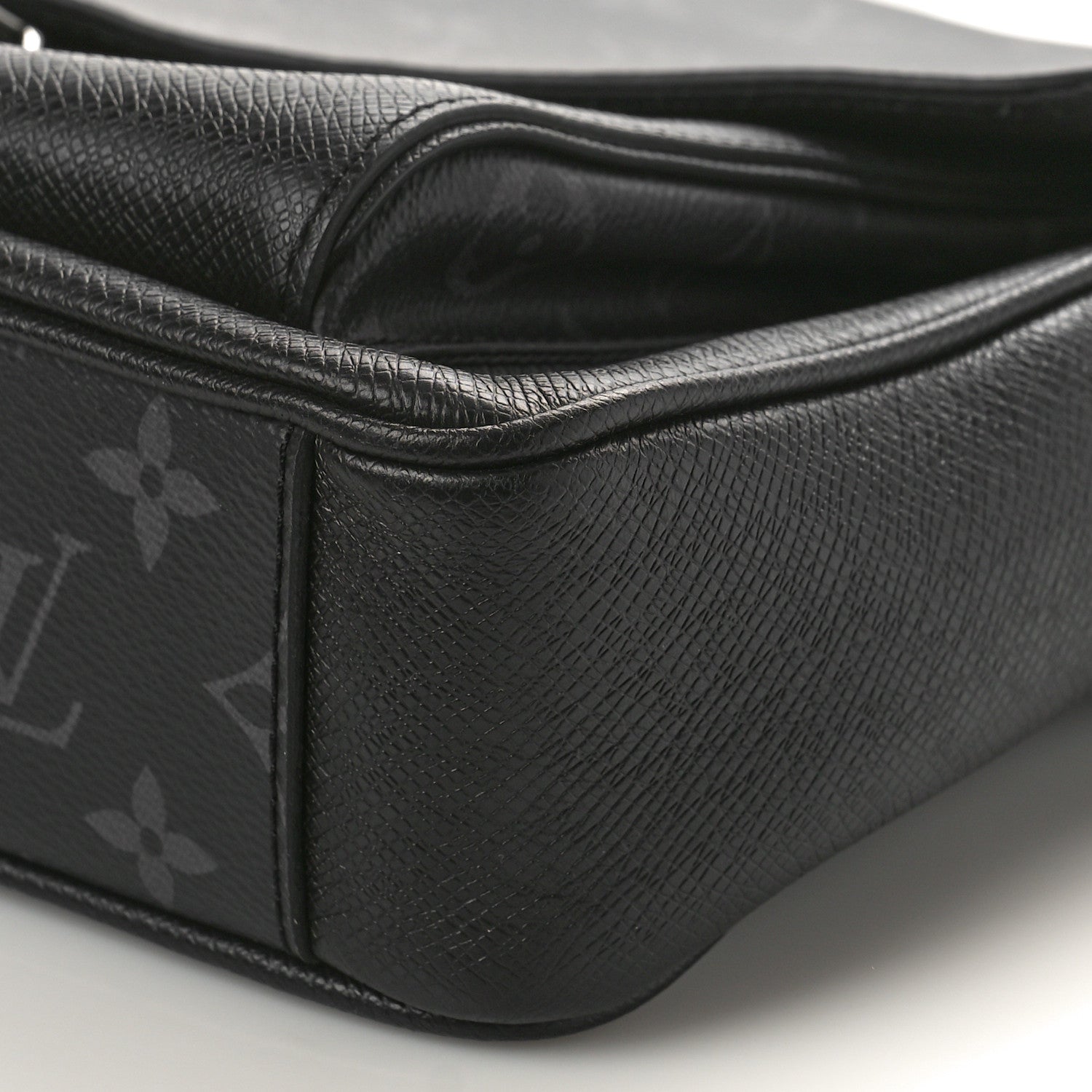 Louis Vuitton Taigarama Messengerama Black 8 of 8