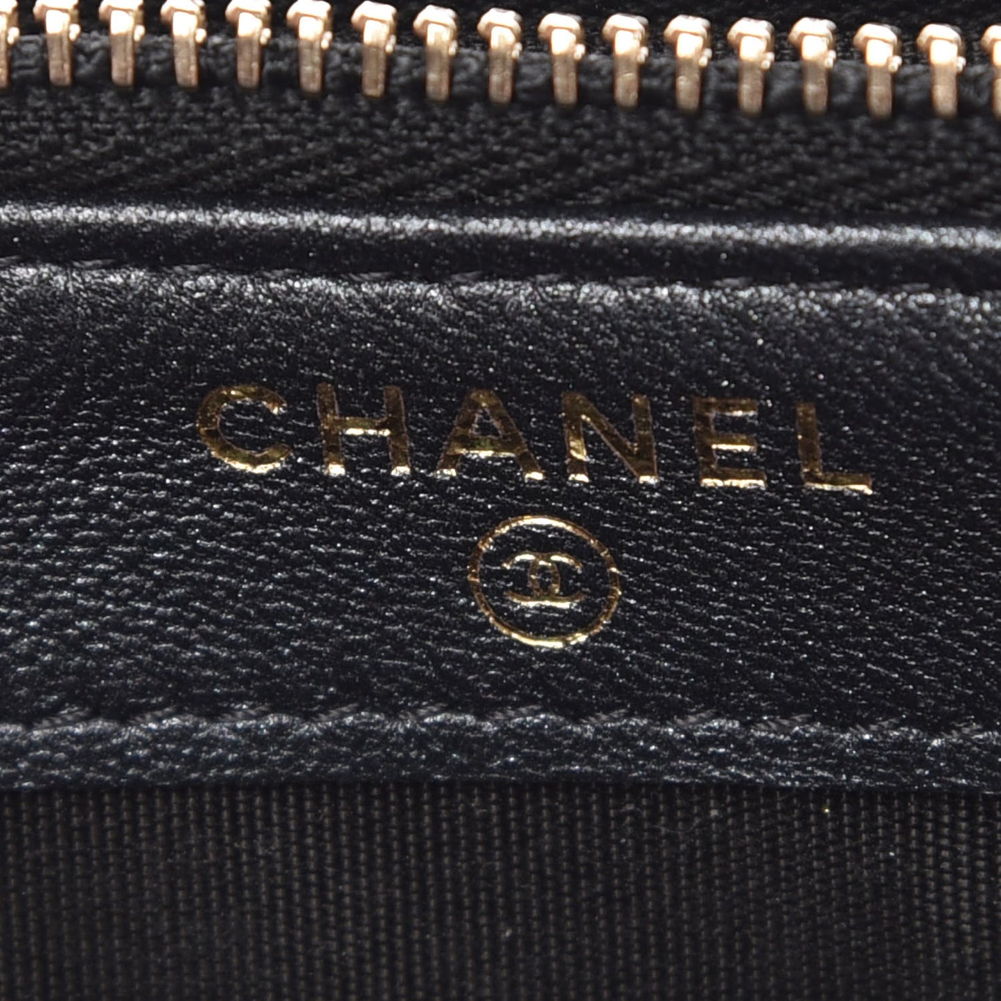 Iridescent Lambskin Quilted Pearl Clutch With Chain Black