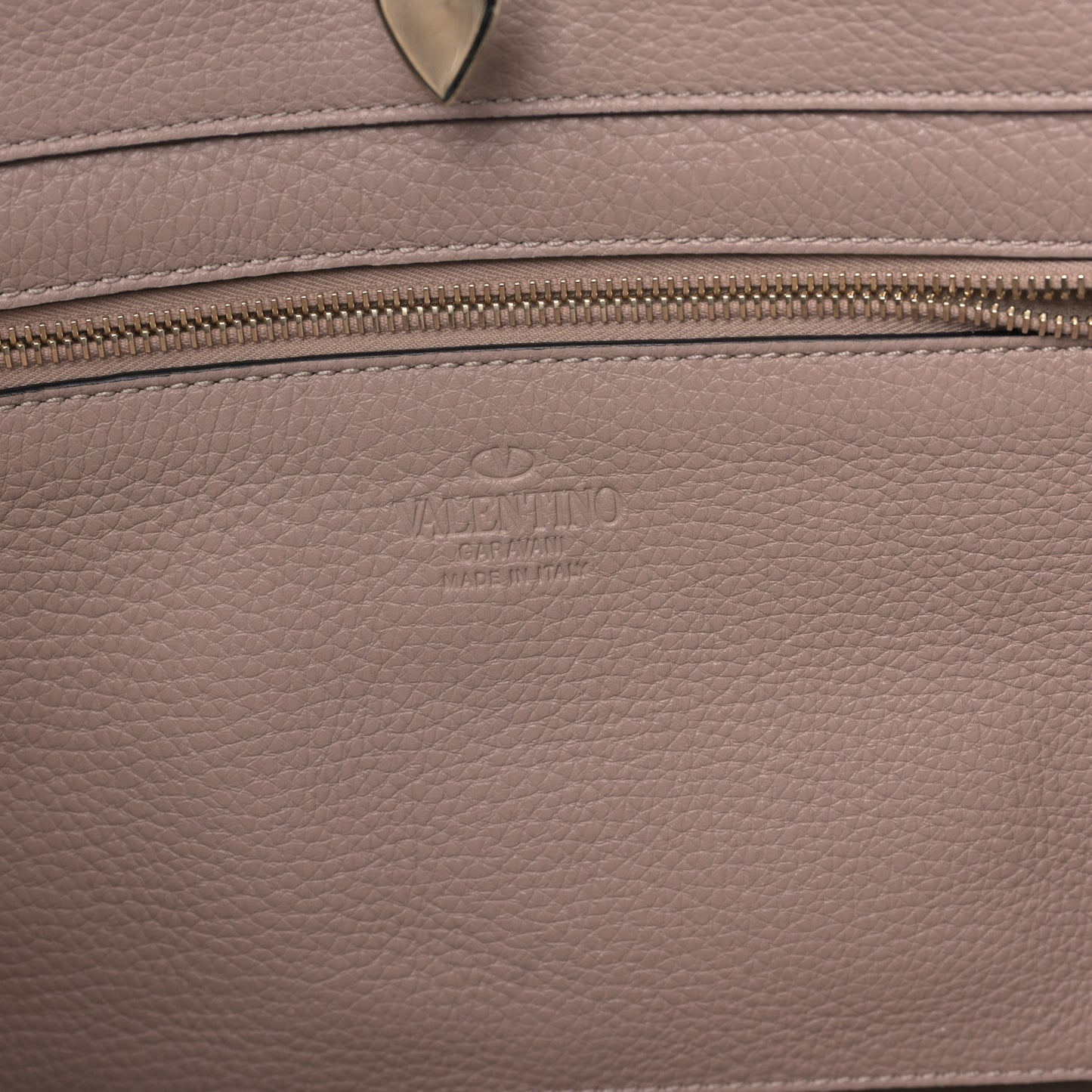 Pebbled Calfskin Medium Rockstud Tote Poudre