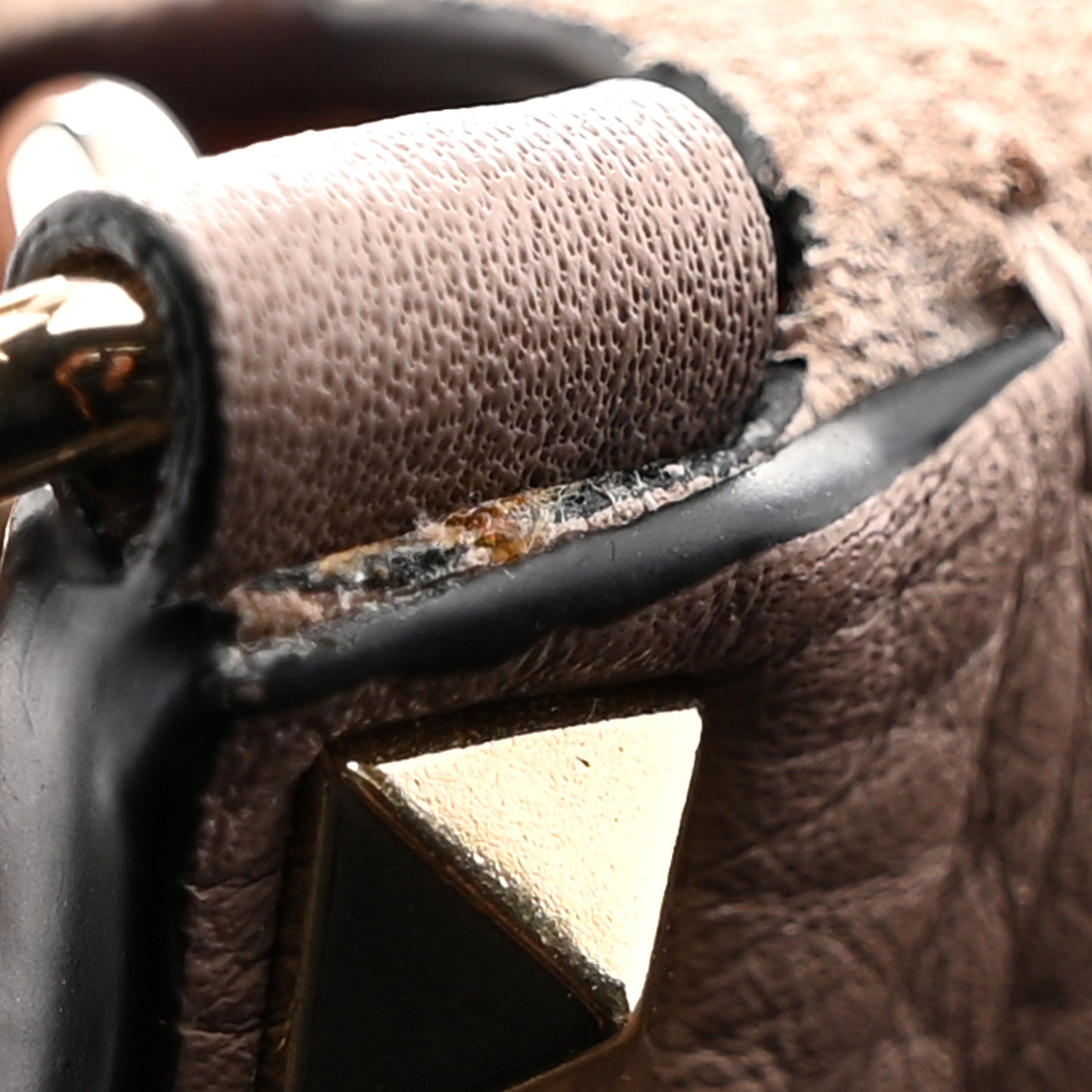 Pebbled Calfskin Rockstud Side Slip Crossbody Poudre