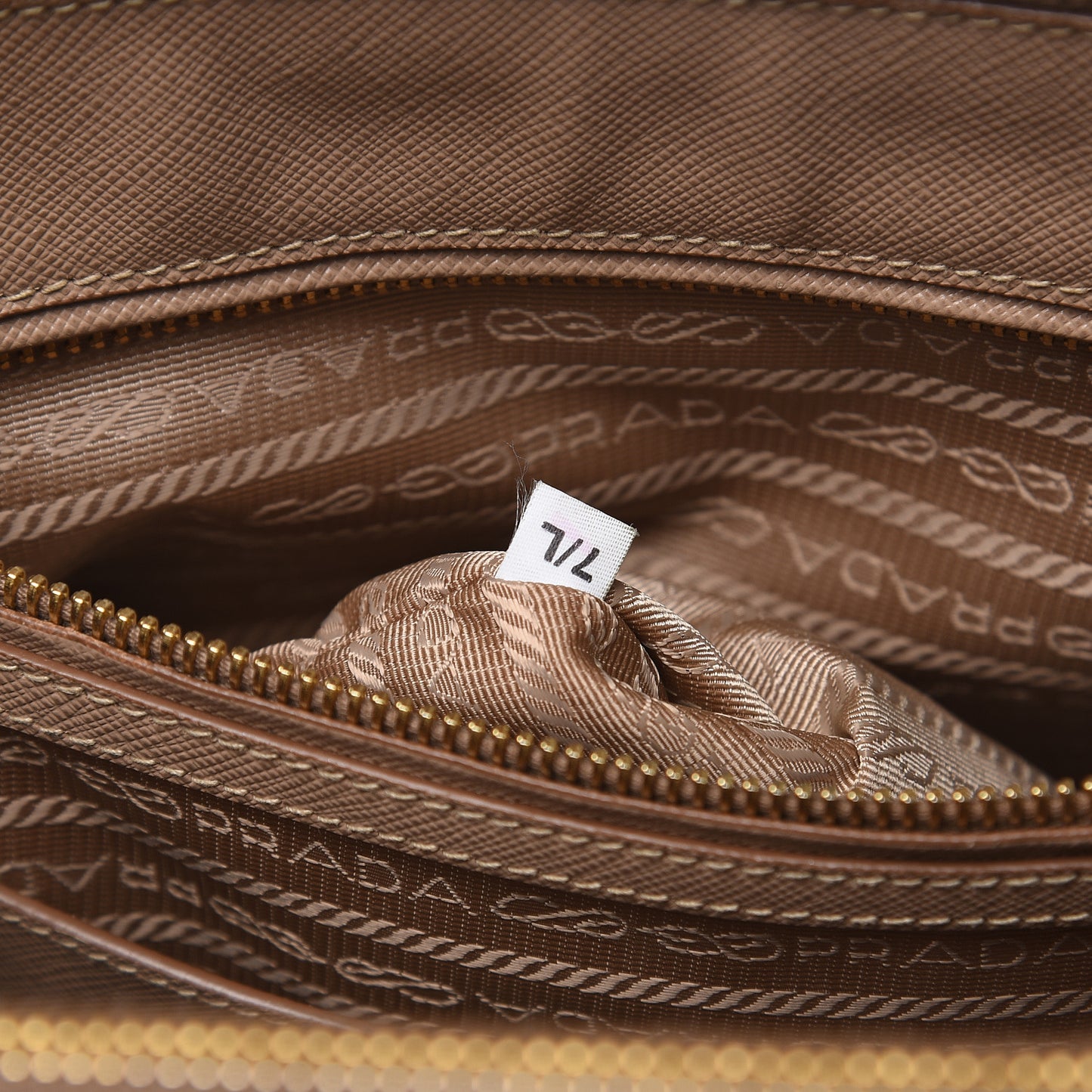 Saffiano Medium Galleria Double Zip Tote Cammeo