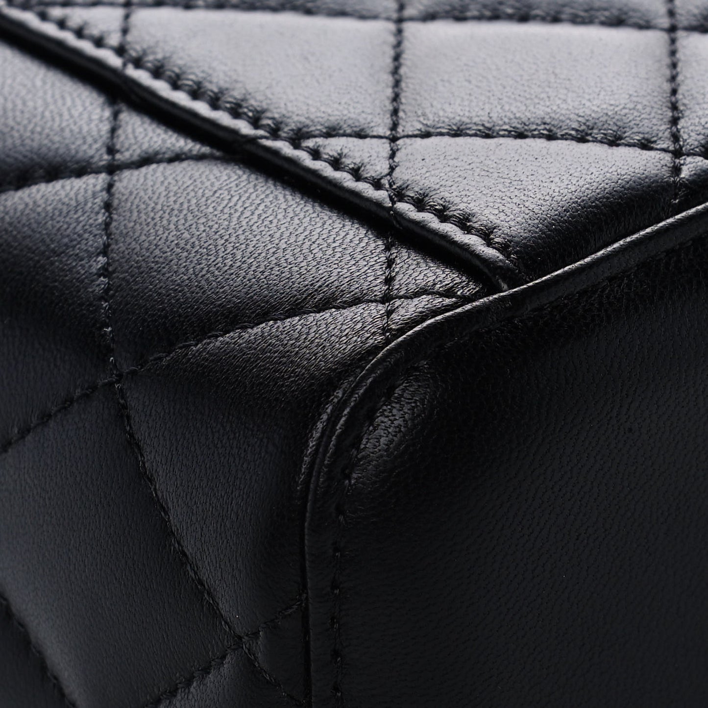 Lambskin Quilted Pearl Crush Small Vanity Case With Chain Black