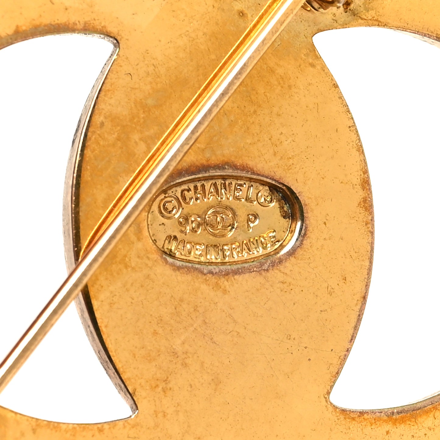 Metal CC Turn Lock Brooch Gold