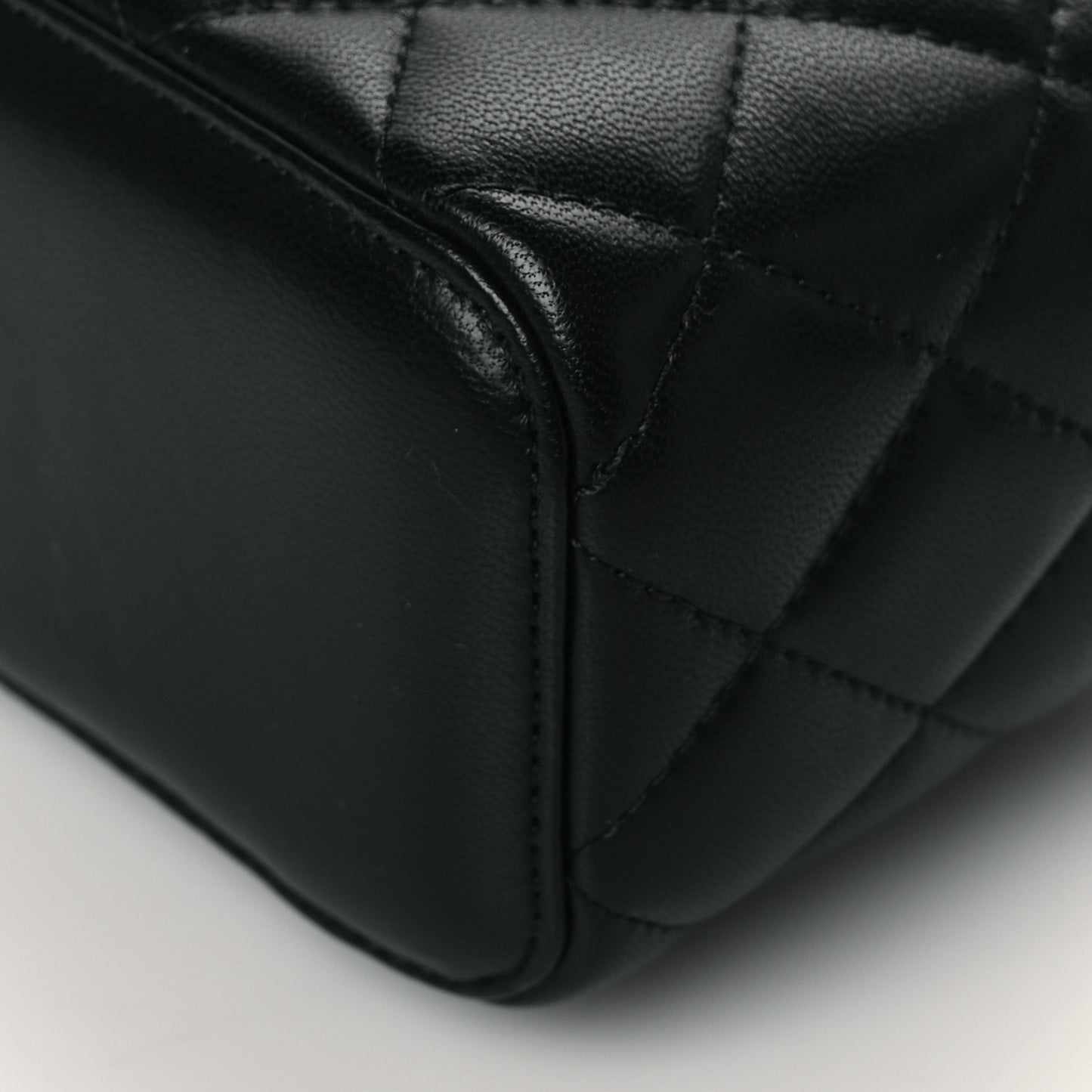 Lambskin Quilted Mini Pearl Crush Vanity Case With Chain Black