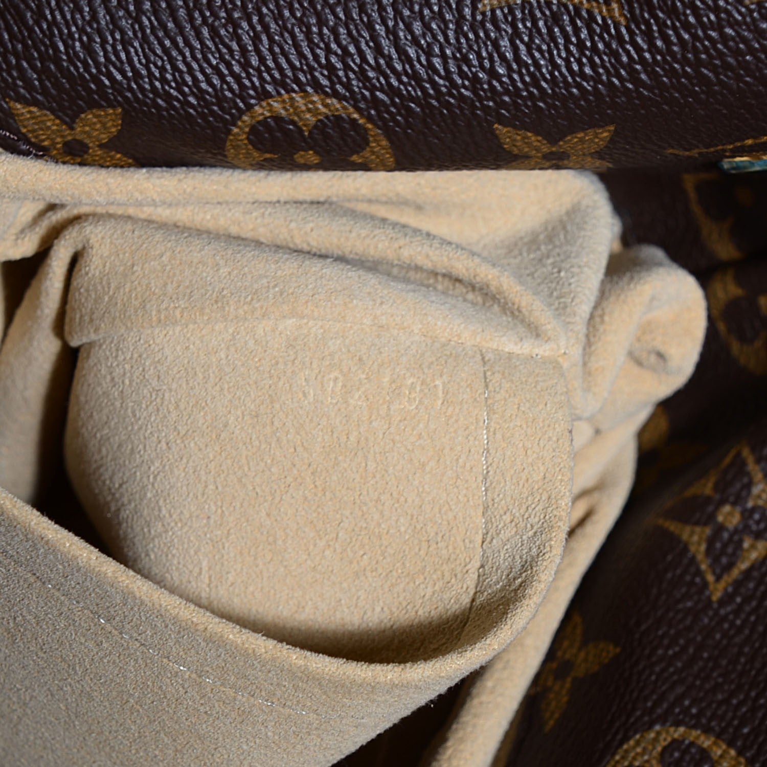 Louis Vuitton Monogram Artsy MM 6 of 6