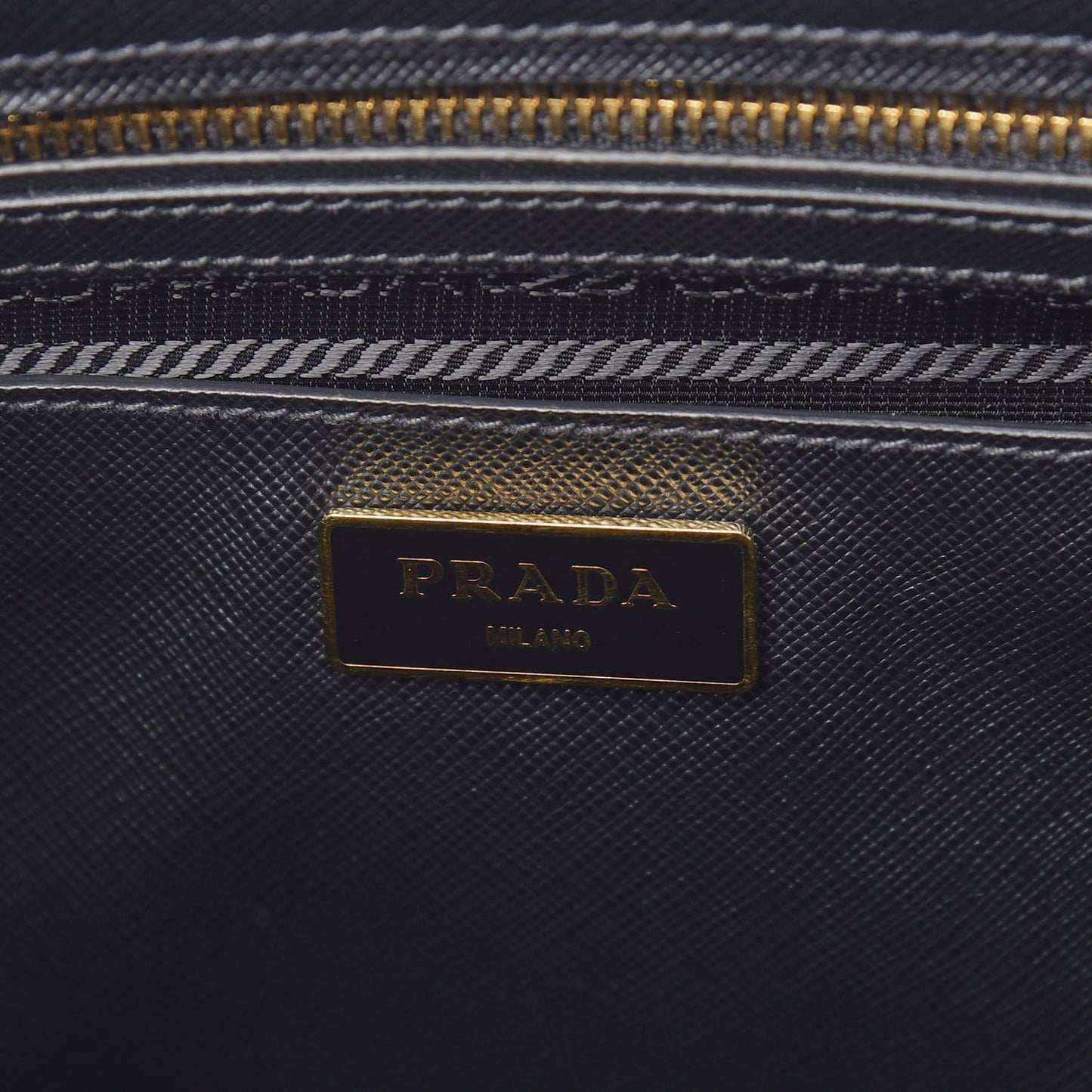 Saffiano Medium Galleria Double Zip Tote Black