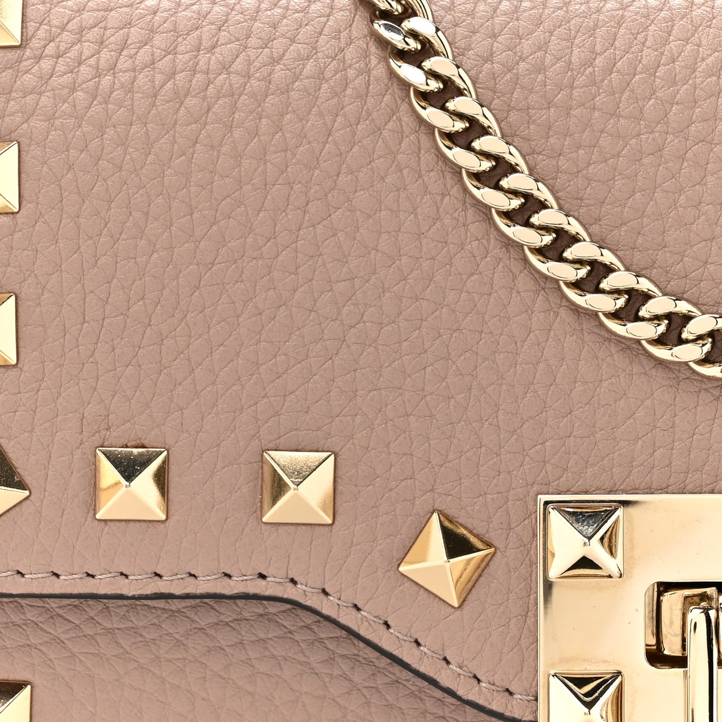 Pebbled Calfskin Rockstud Flip Lock Wallet On Chain Poudre