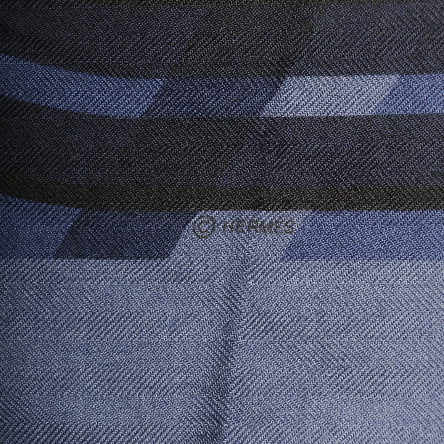 Hermes Cashmere Silk Imprimeur Fou Quadricube Shawl 140 Marine Anthracite Bleu Moyen 4 of 5