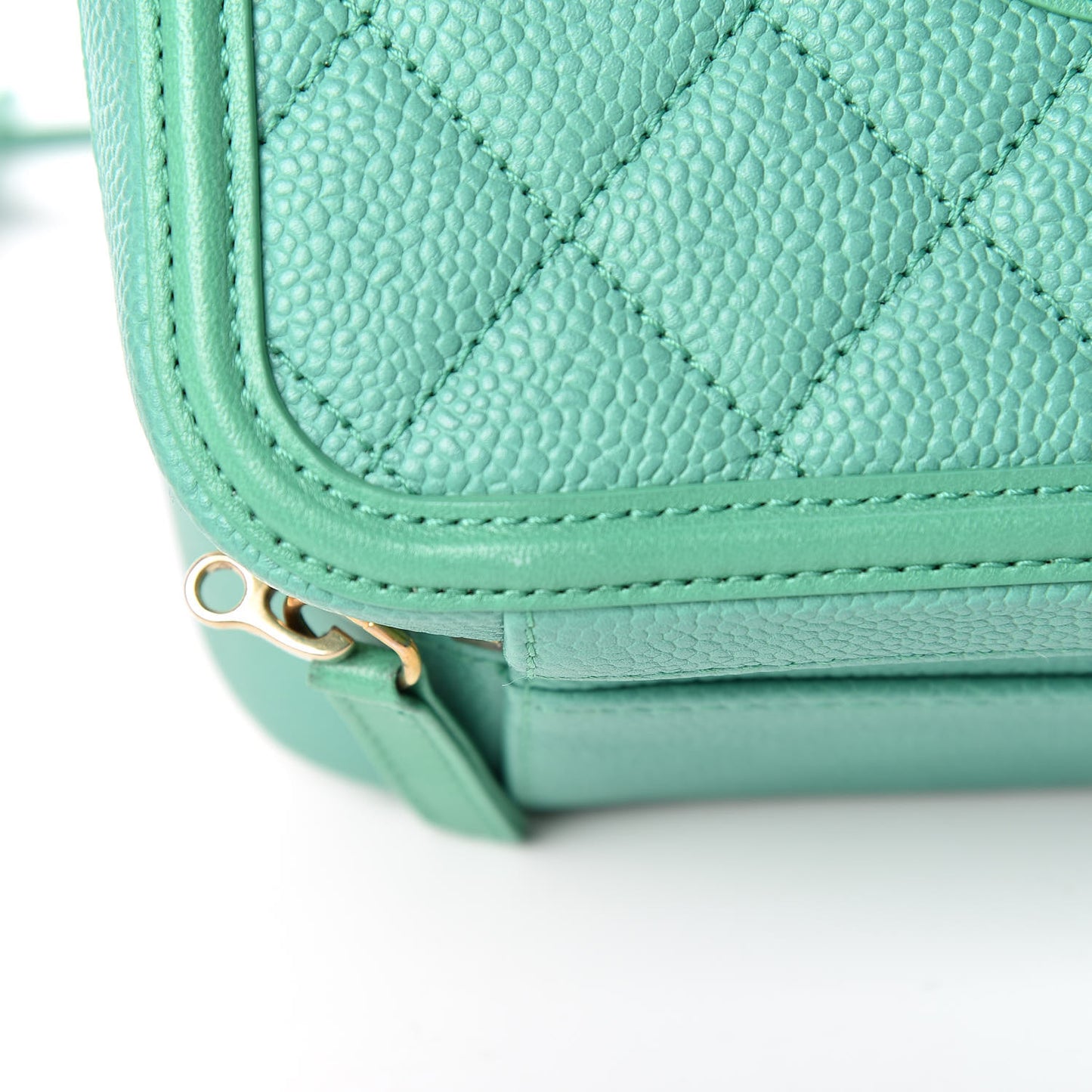 Caviar Quilted Medium CC Filigree Vanity Case Green