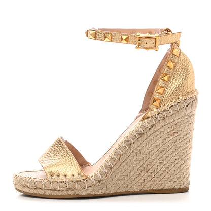 Valentino Garavani Metallic Pebbled Calfskin Rockstud Ankle Strap Espadrille 15/105mm Wedge Sandals 35 Antique Brass Natural 1 of 11