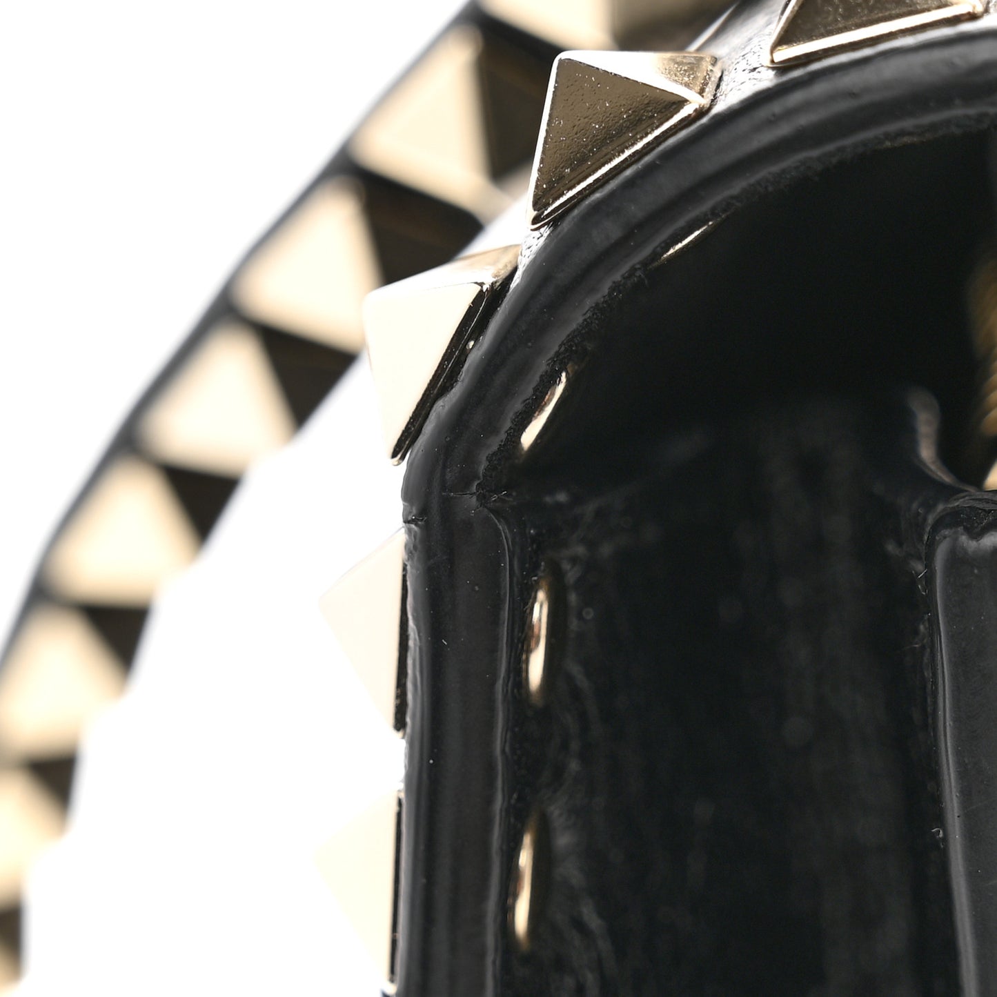 Vitello Rockstud No Limit Shoulder Bag Black