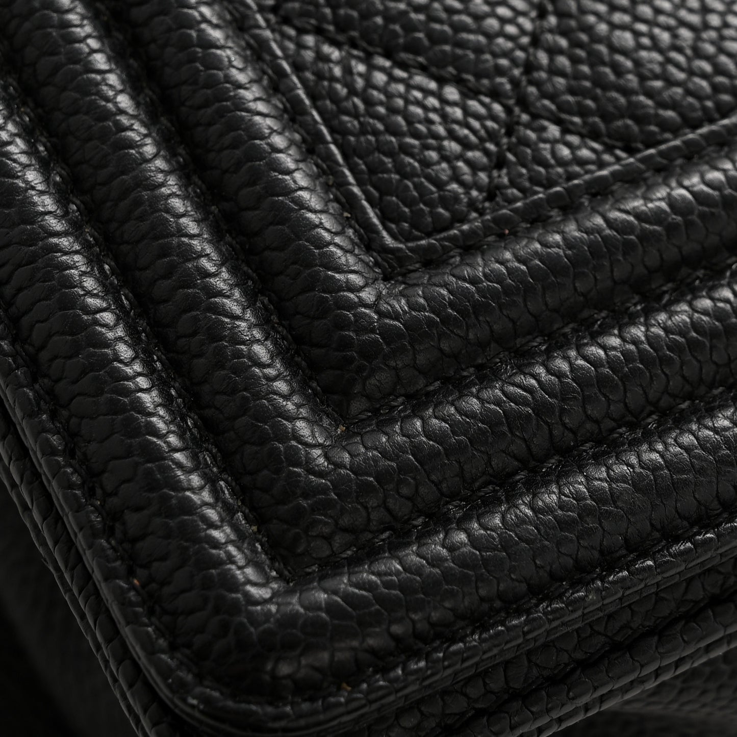 Caviar Quilted Medium Boy Flap Black