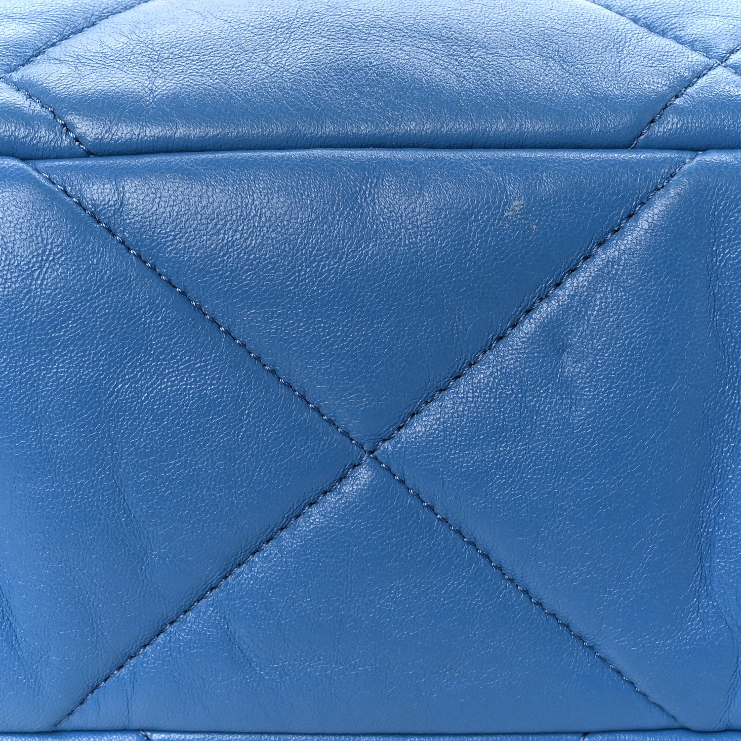 CHANEL ブルーキルティングバッグ Chanel Soft Shell Vertical Quilted Nylon Jumbo Classic Flap Bag in