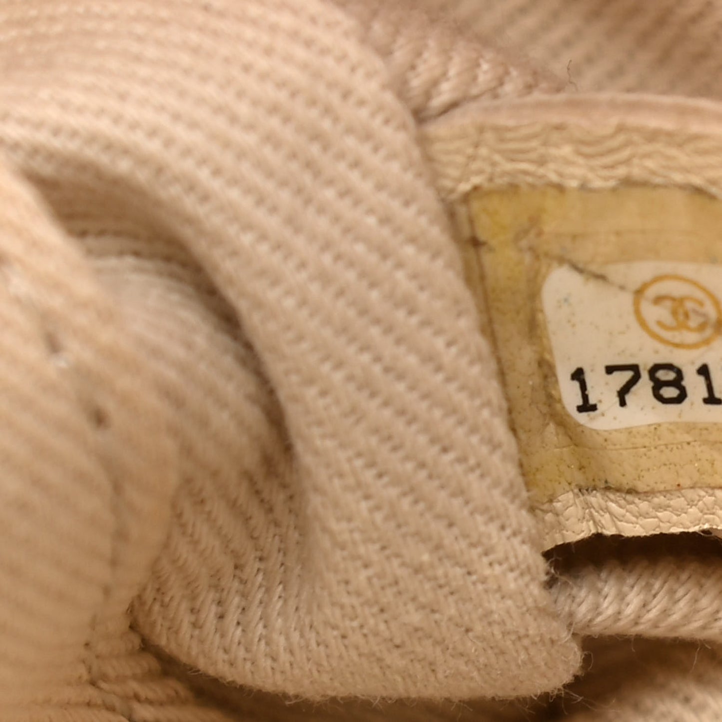 Caviar Quilted Medium Chic Quilt Flap White