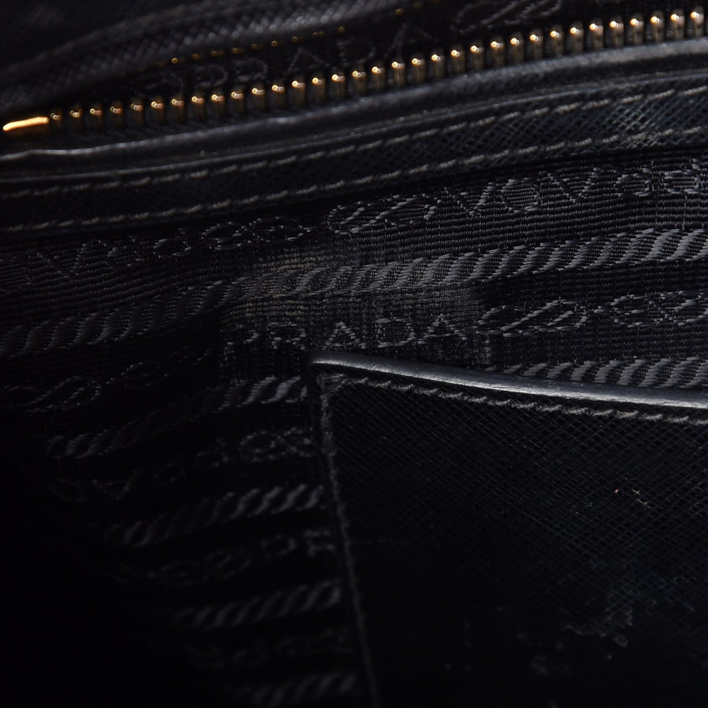 Saffiano Medium Galleria Double Zip Tote Black