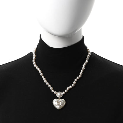 Chanel Pearl Crystal CC Heart Short Necklace Pearly White Gold 2 of 5
