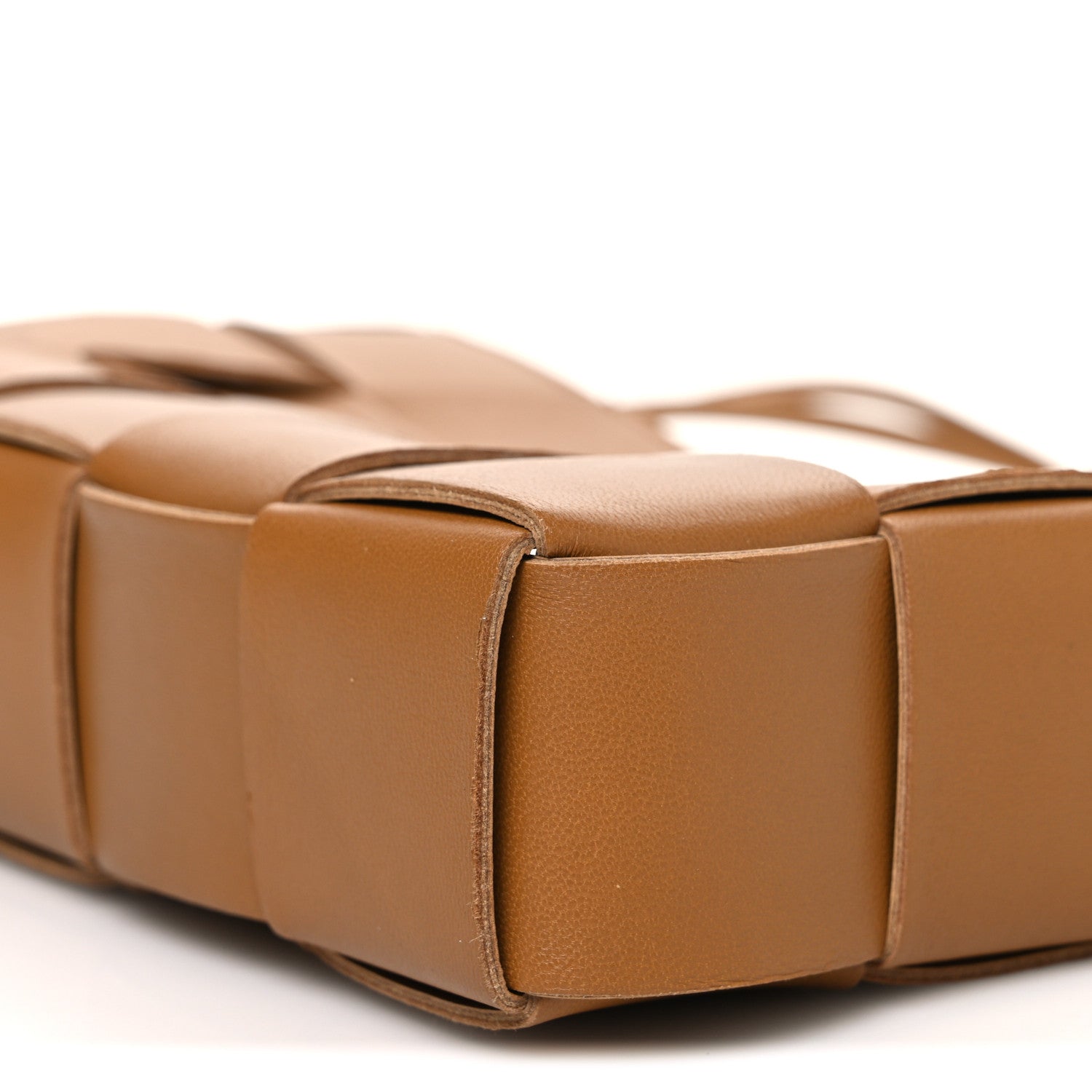 BOTTEGA VENETA ショルダーバッグ Bottega Veneta Calfskin Maxi Intrecciato Cassette Pouch On Strap