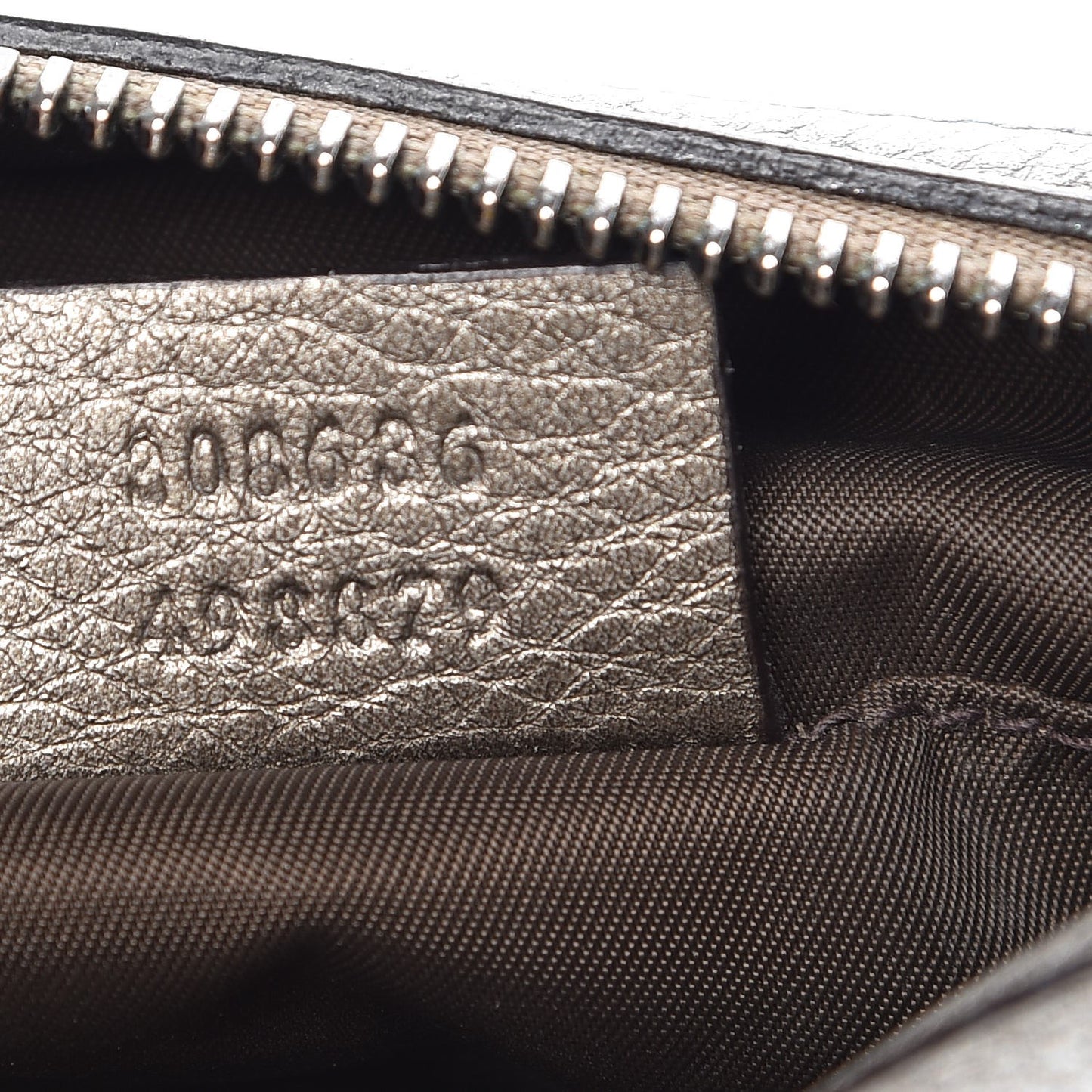 Metallic Pebbled Calfskin Medium Soho Cosmetic Case Sasso
