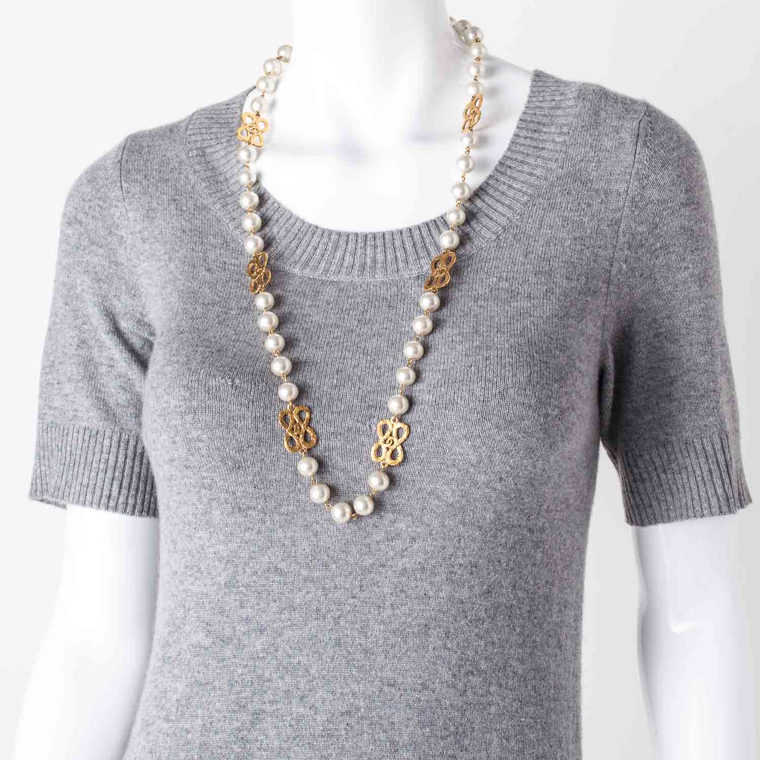Chanel Pearl Necklace Gold 2 of 5