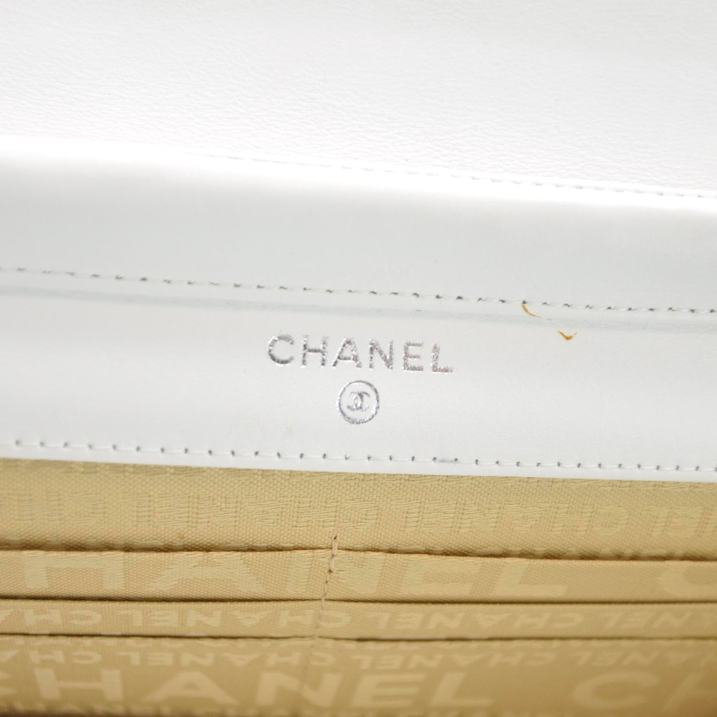 Lambskin Wallet On Chain White