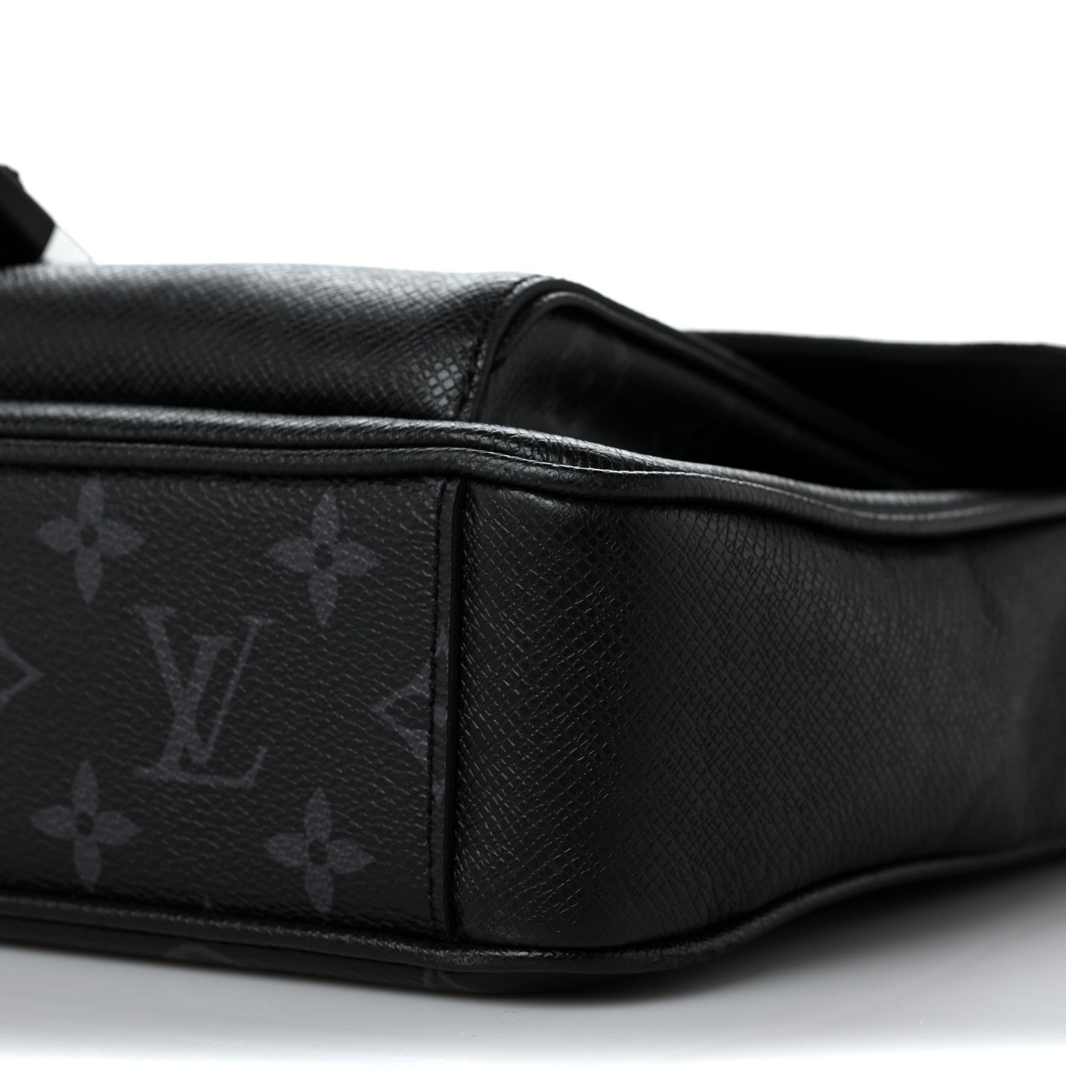 Louis Vuitton Taigarama Messengerama Black 8 of 8