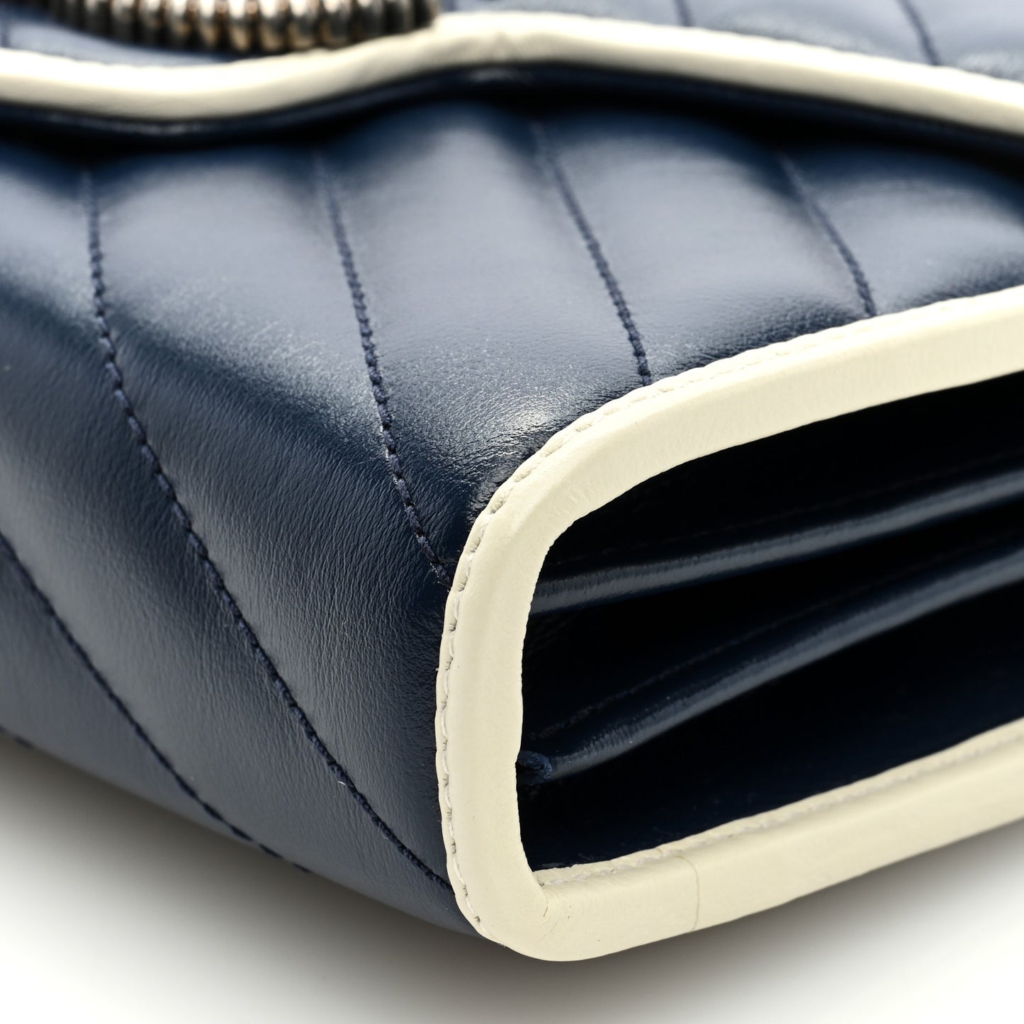 Vintage Effect Calfskin Matelasse Diagonal Torchon GG Marmont Chain Wallet Blue Agata Mystic White