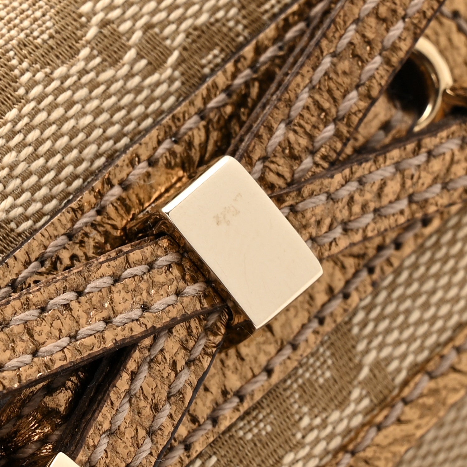 Gucci Metallic GG Supreme Monogram Bow 6 Key Holder Case    Beige Gold 15 of 18