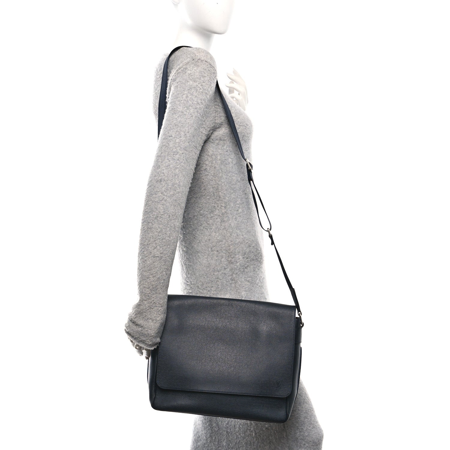 Louis Vuitton Taiga Roman MM Messenger Bleu Marine 2 of 10