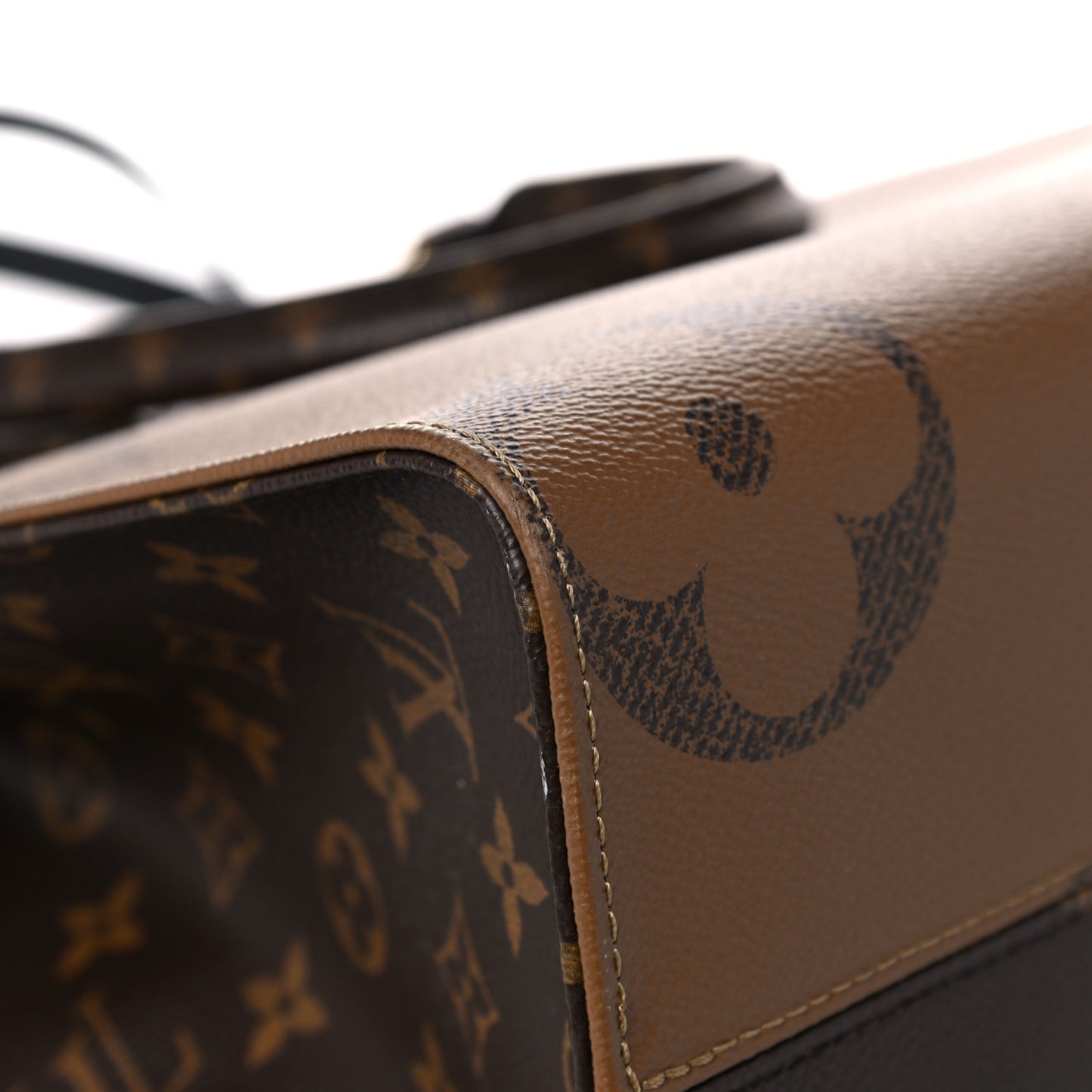 Reverse Monogram Giant Onthego MM