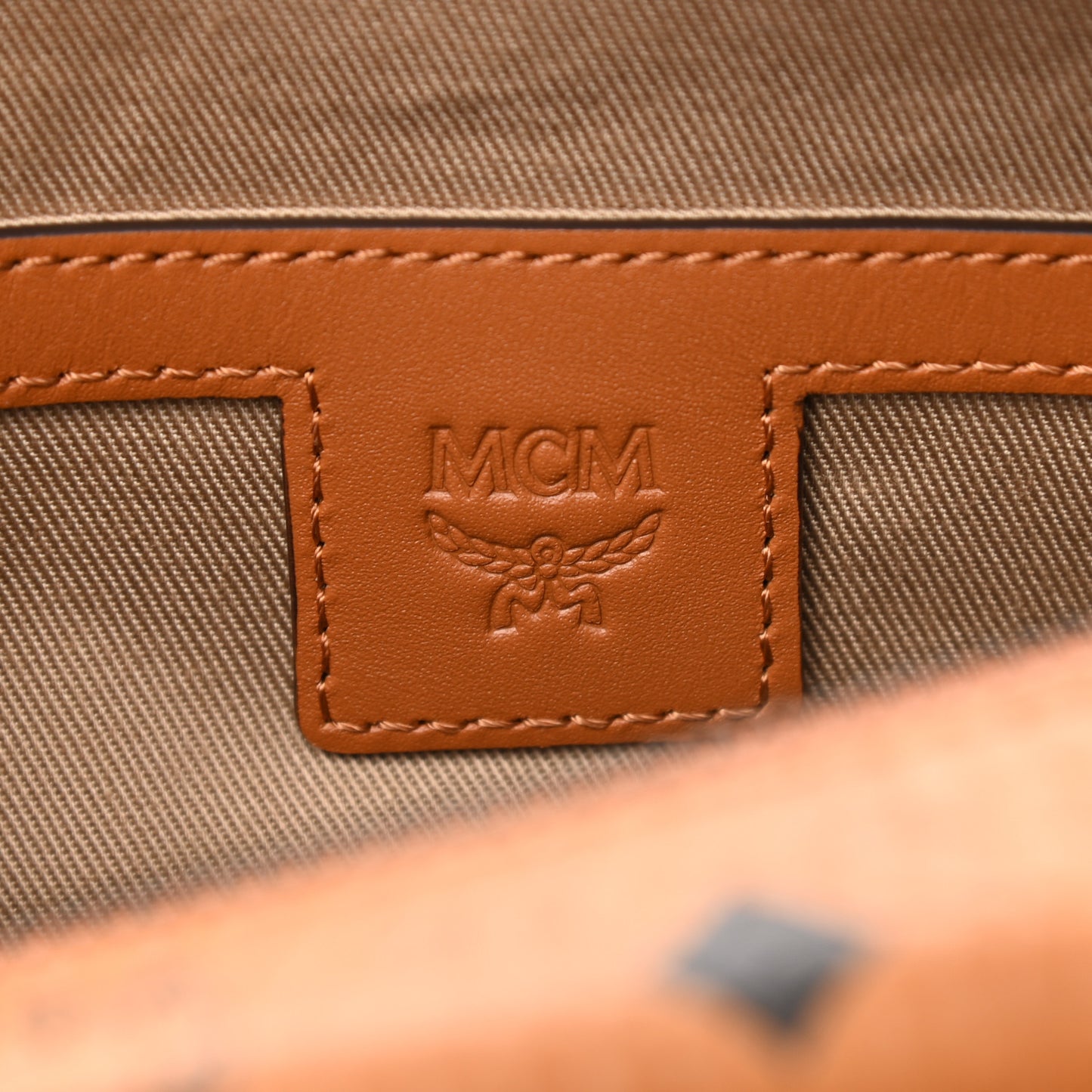 Visetos Small Soft Berlin Multifunction Crossbody Cognac