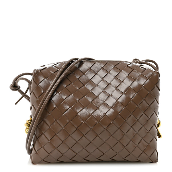 Bottega Veneta ブラウン編み込みショルダーバッグ Bottega Veneta Nappa Intrecciato Small Loop Camera Bag Pinecone
