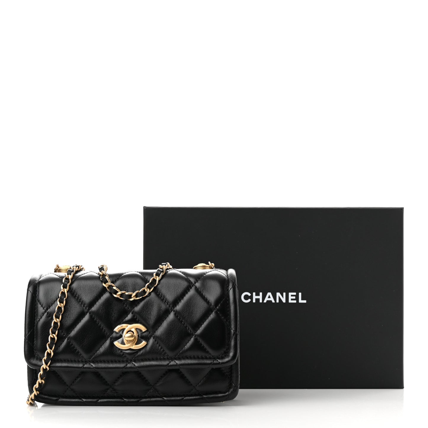 Shiny Lambskin Flap Clutch With Chain Black