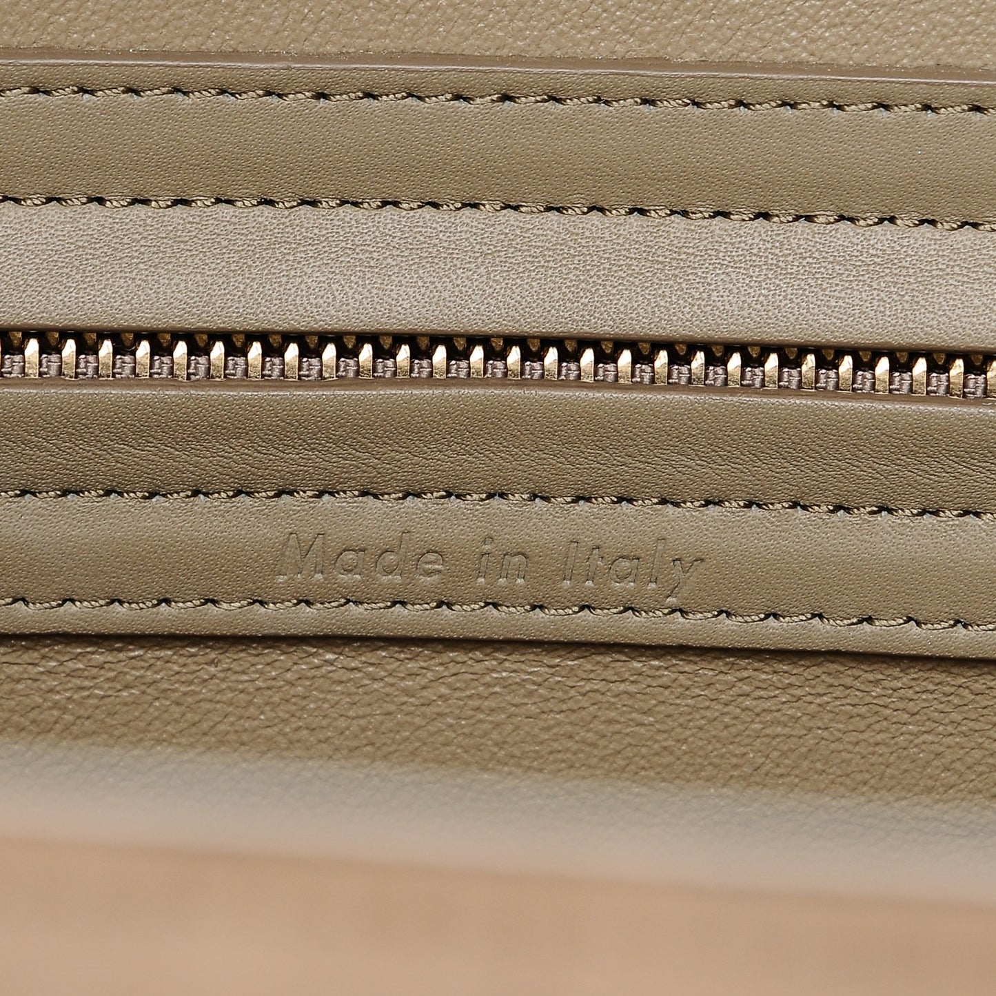 Crocodile Embossed Nubuck Medium Phantom Luggage Beige