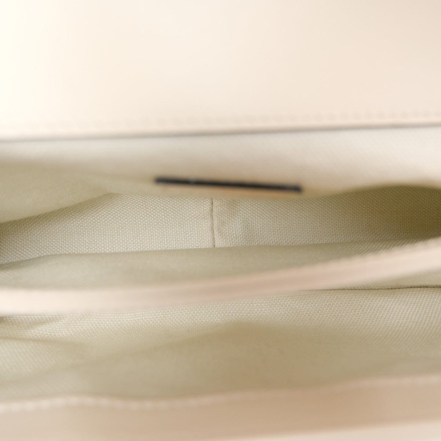 Calfskin Matelasse Monochrome GG Marmont Crossbody Shoulder Bag White