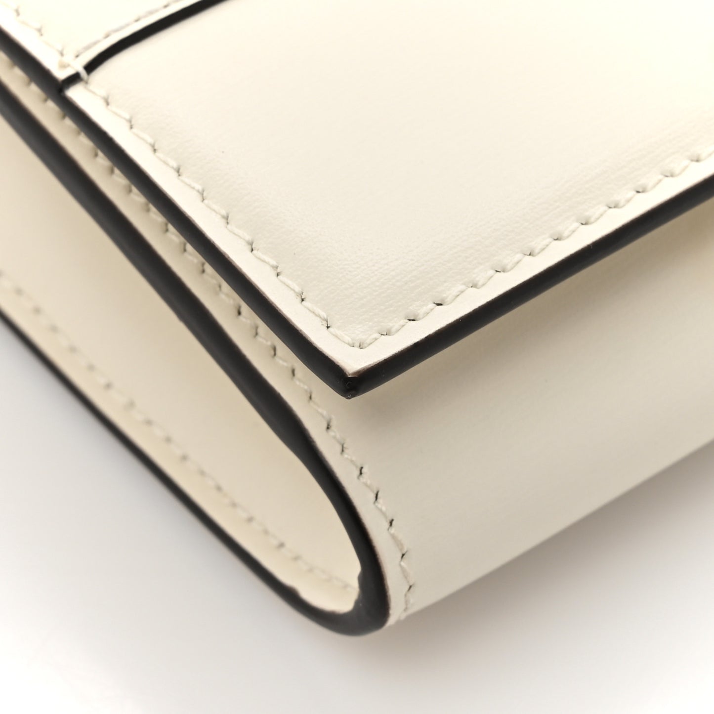 Box Calfskin Varenne Pearl Avenue Chain Clutch Latte