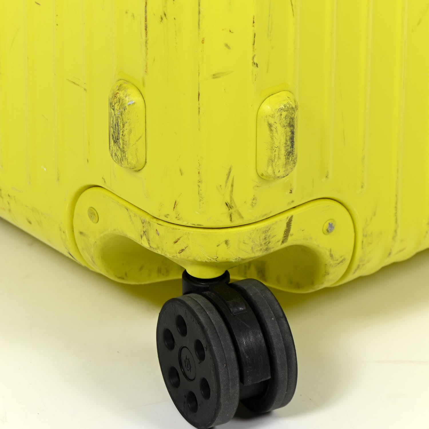 Rimowa Gloss Polycarbonate Essential Trunk Plus Citron 12 of 17
