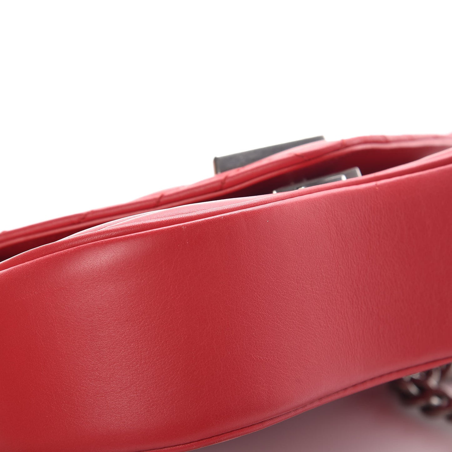 Calfskin New Wave Chain MM Ecarlate