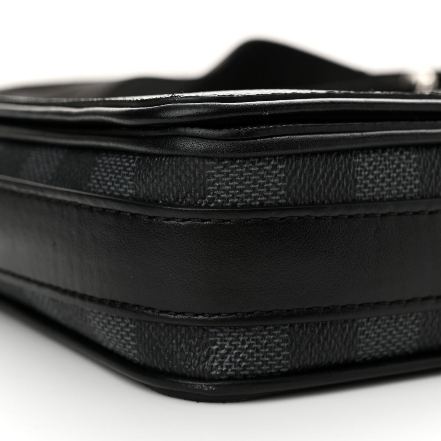 Damier Graphite 3D Studio Messenger