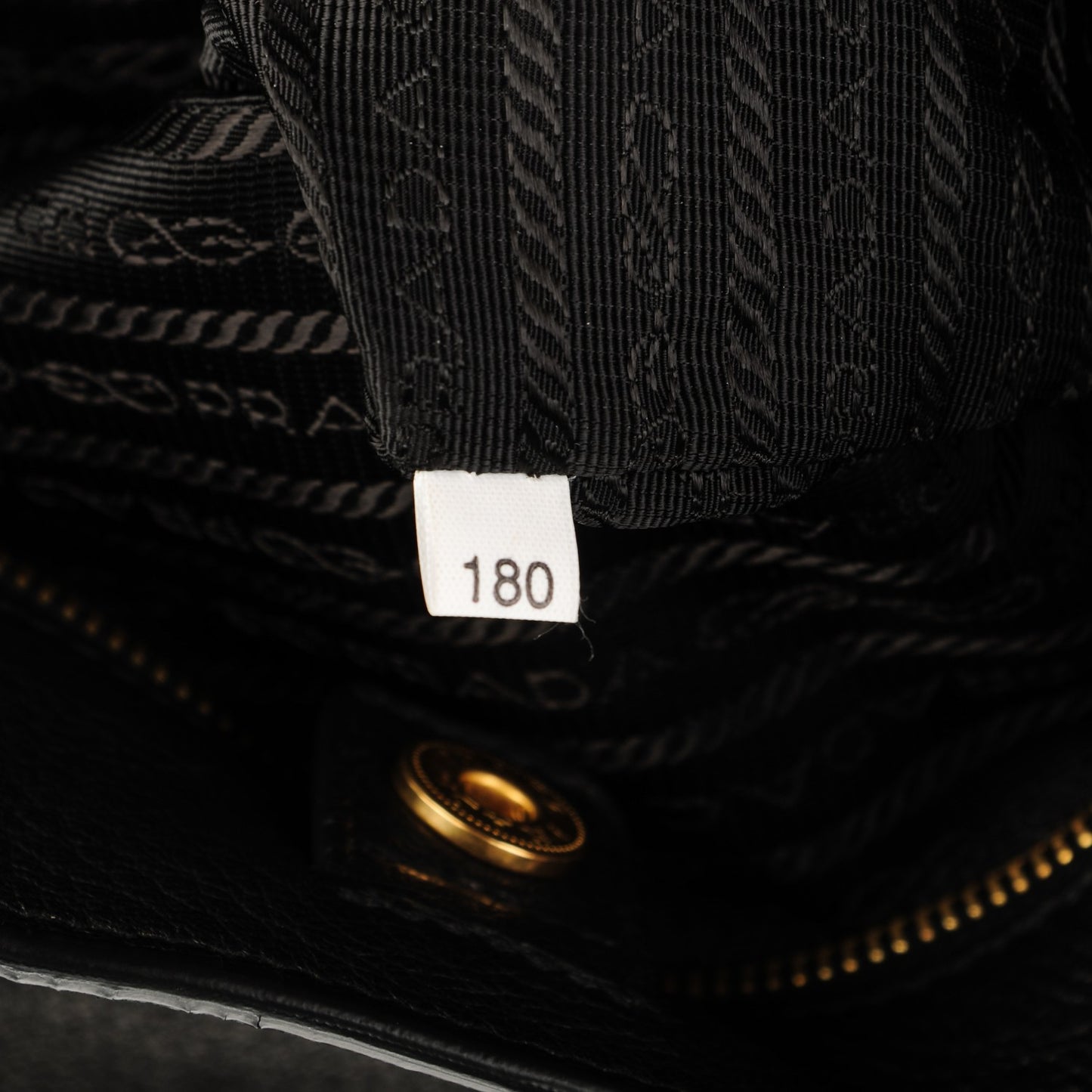 Vitello Daino Side Zip Tote Black
