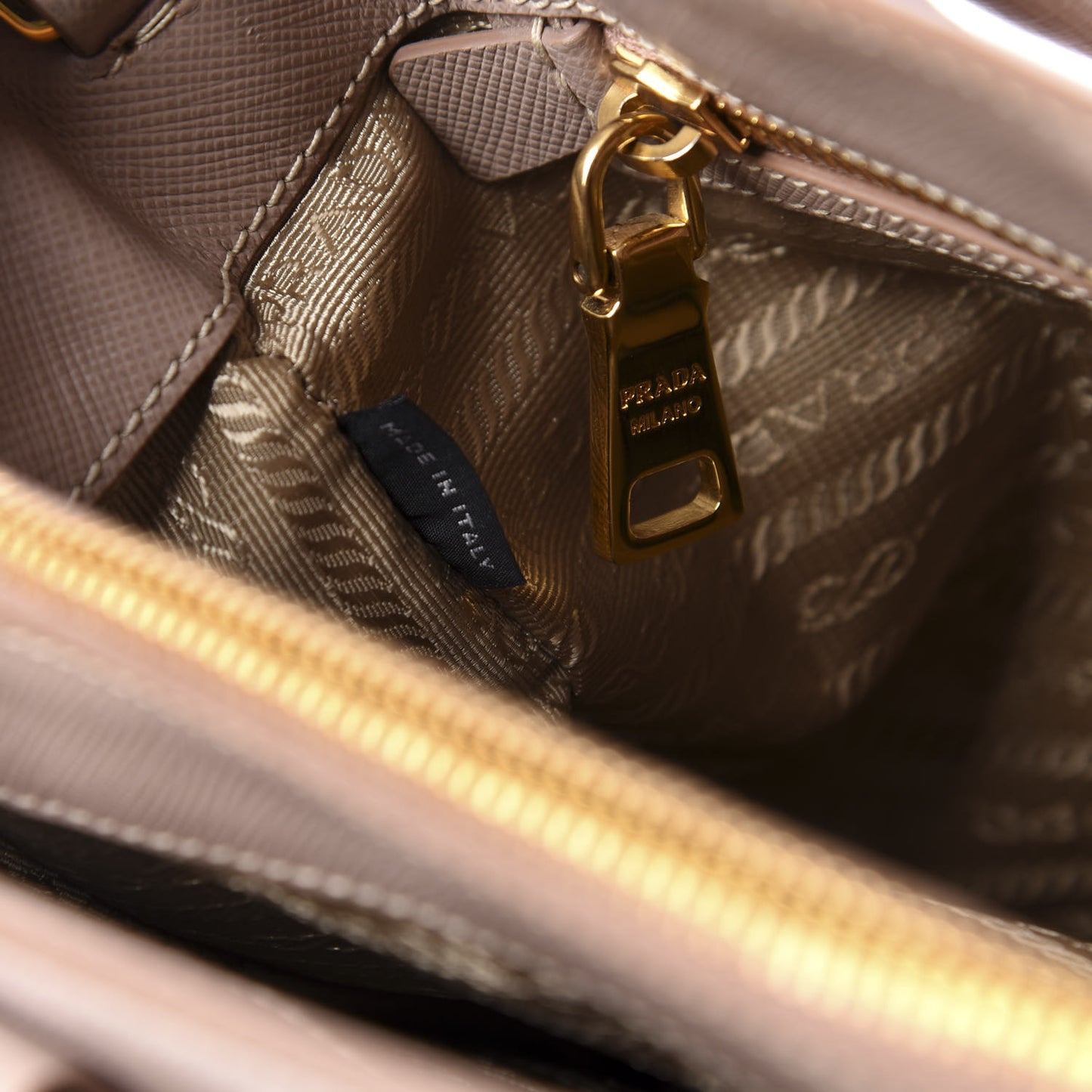 Saffiano Lux Medium Tote Cammeo