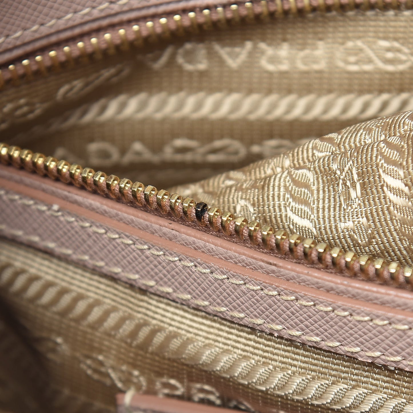 Saffiano Medium Galleria Double Zip Tote Cammeo