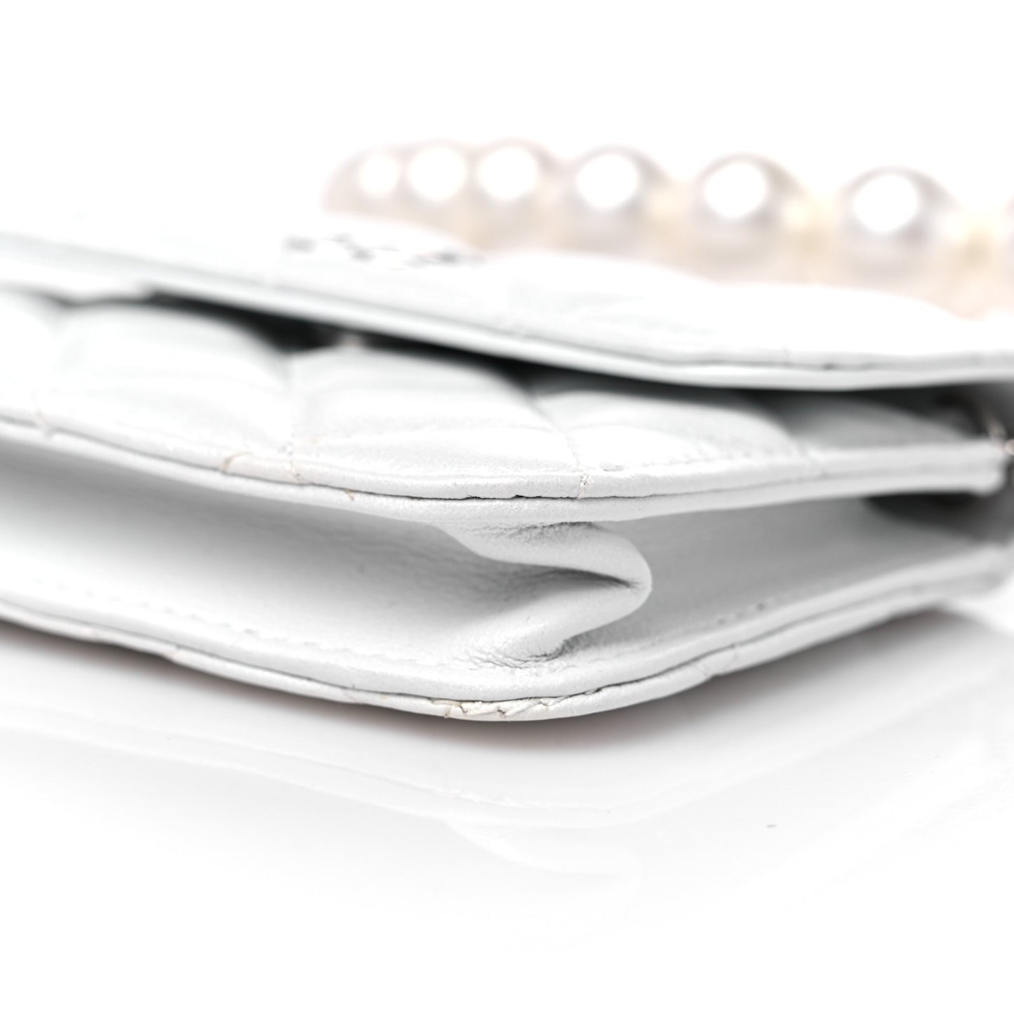 Calfskin Quilted Maxi Pearls Card Holder Flap With Chain White