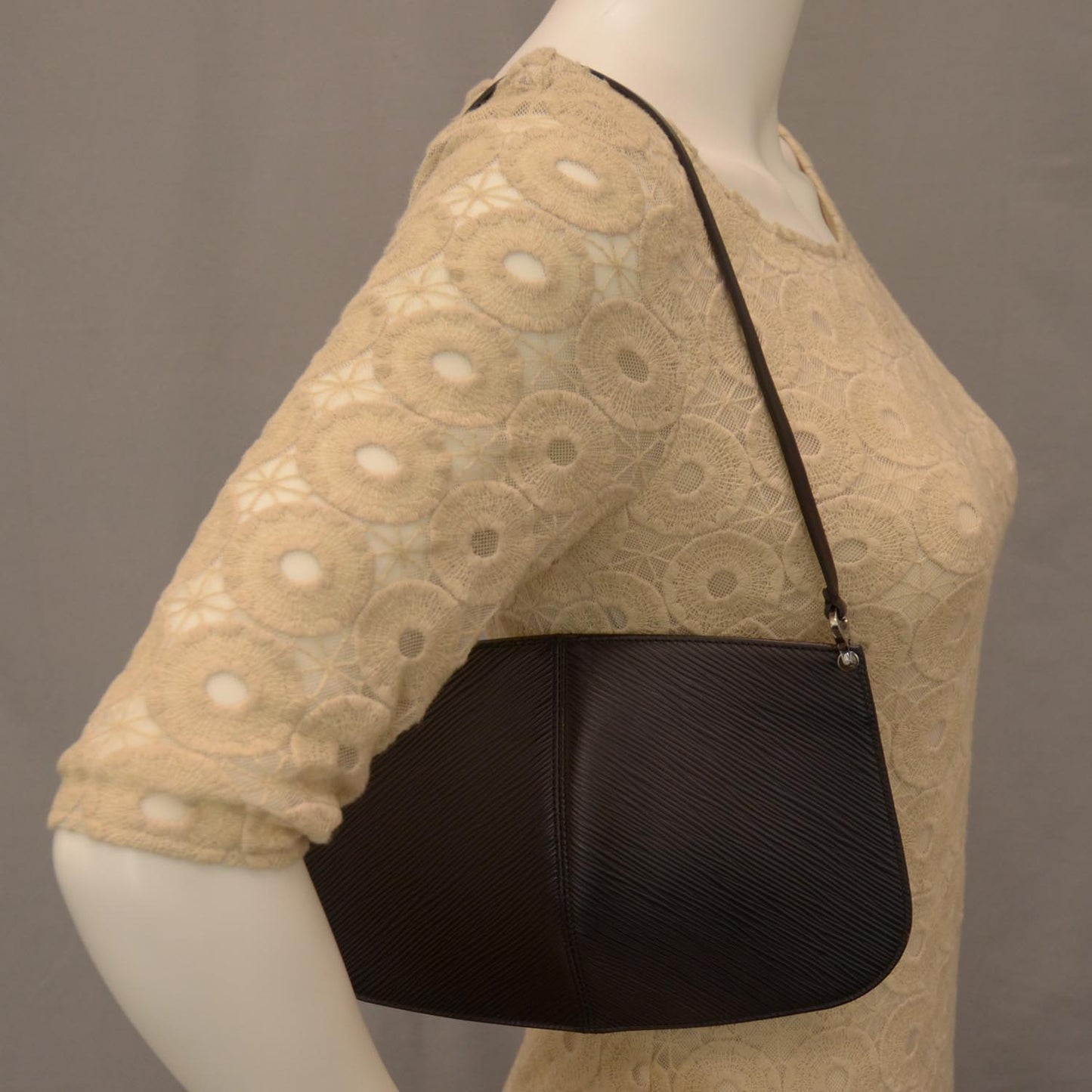 Epi Demi Lune Pochette Black