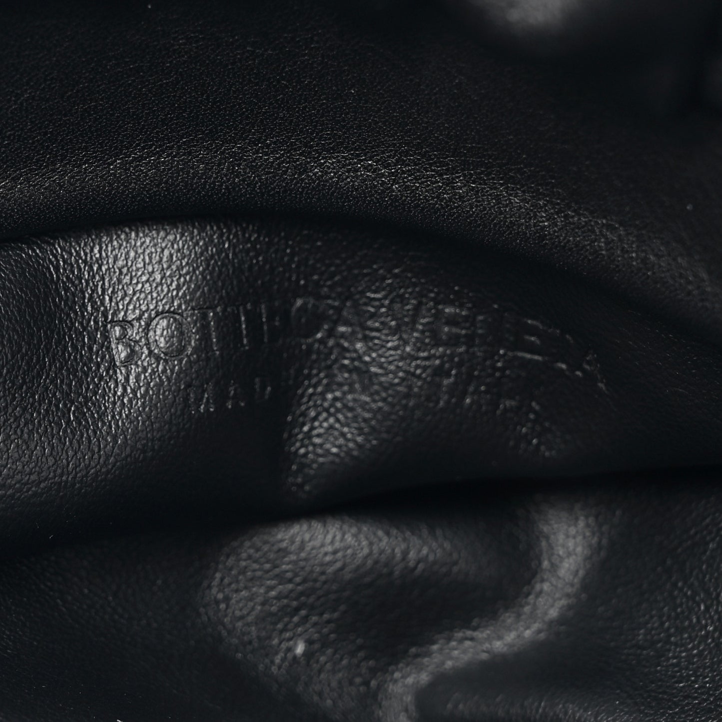 Calfskin The Pouch Chain Black