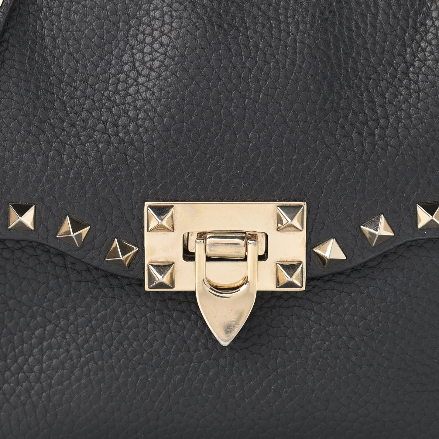 Pebbled Calfskin Medium Rockstud Flip Lock Crossbody Bag Black