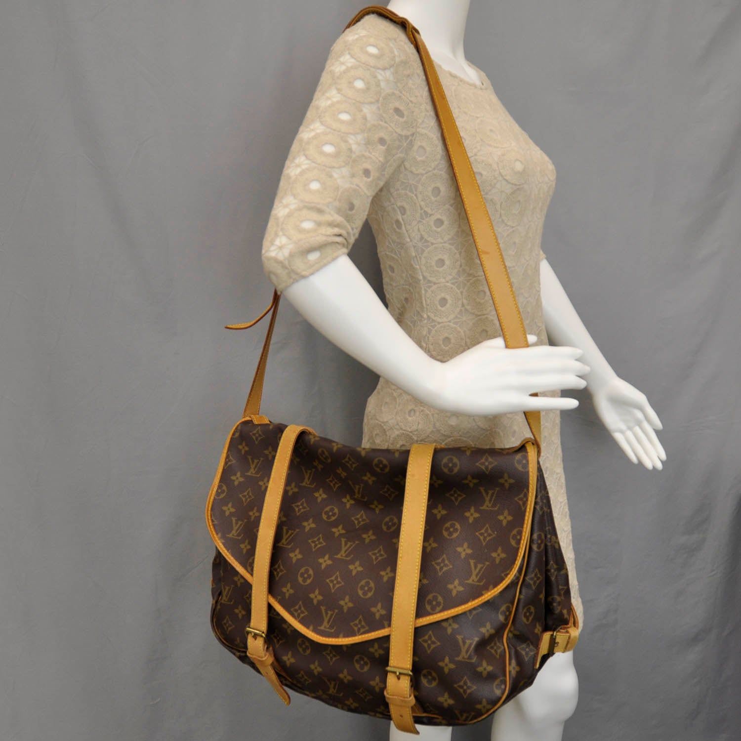 Louis Vuitton Monogram Saumur 43 Shoulder Bag 2 of 9