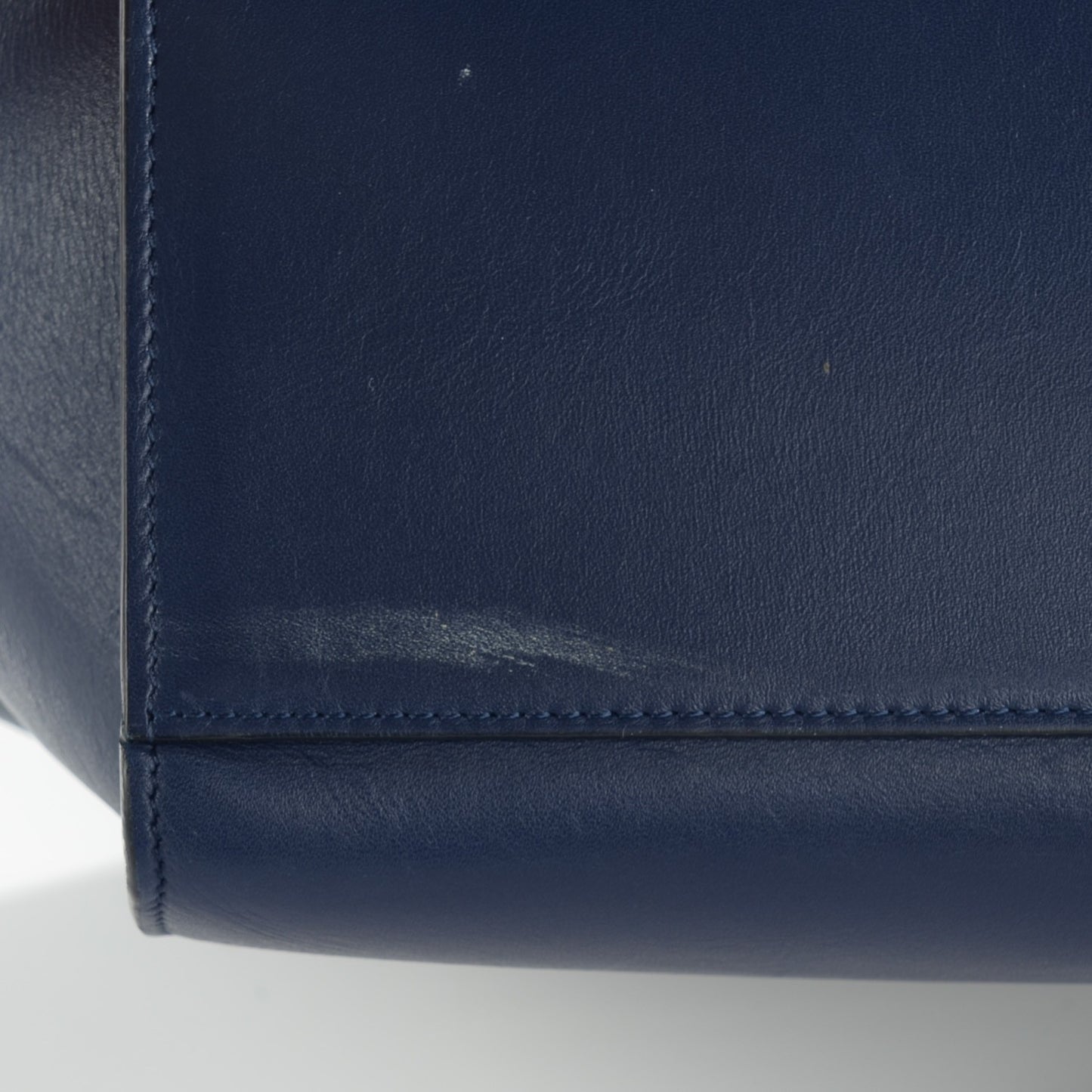 Smooth Calfskin Medium Trapeze Indigo